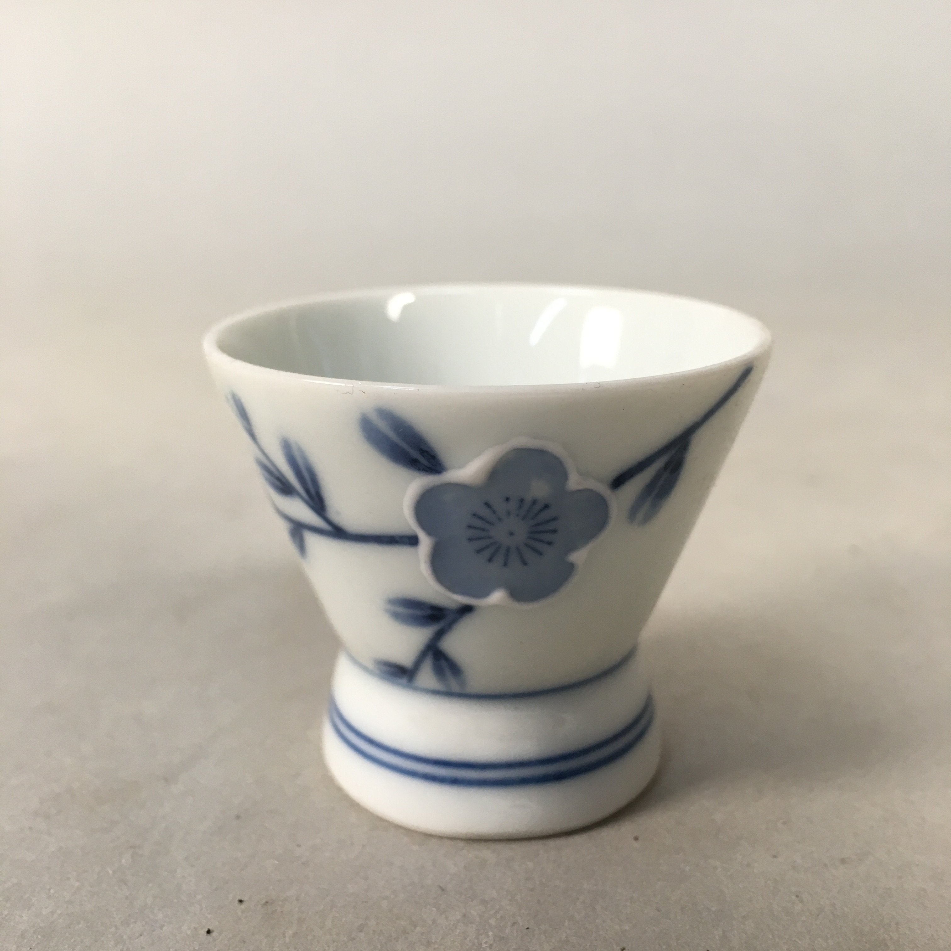 Japanese Porcelain Sake Cup Guinomi Sakazuki Vtg Blue White Sometsuke GU831