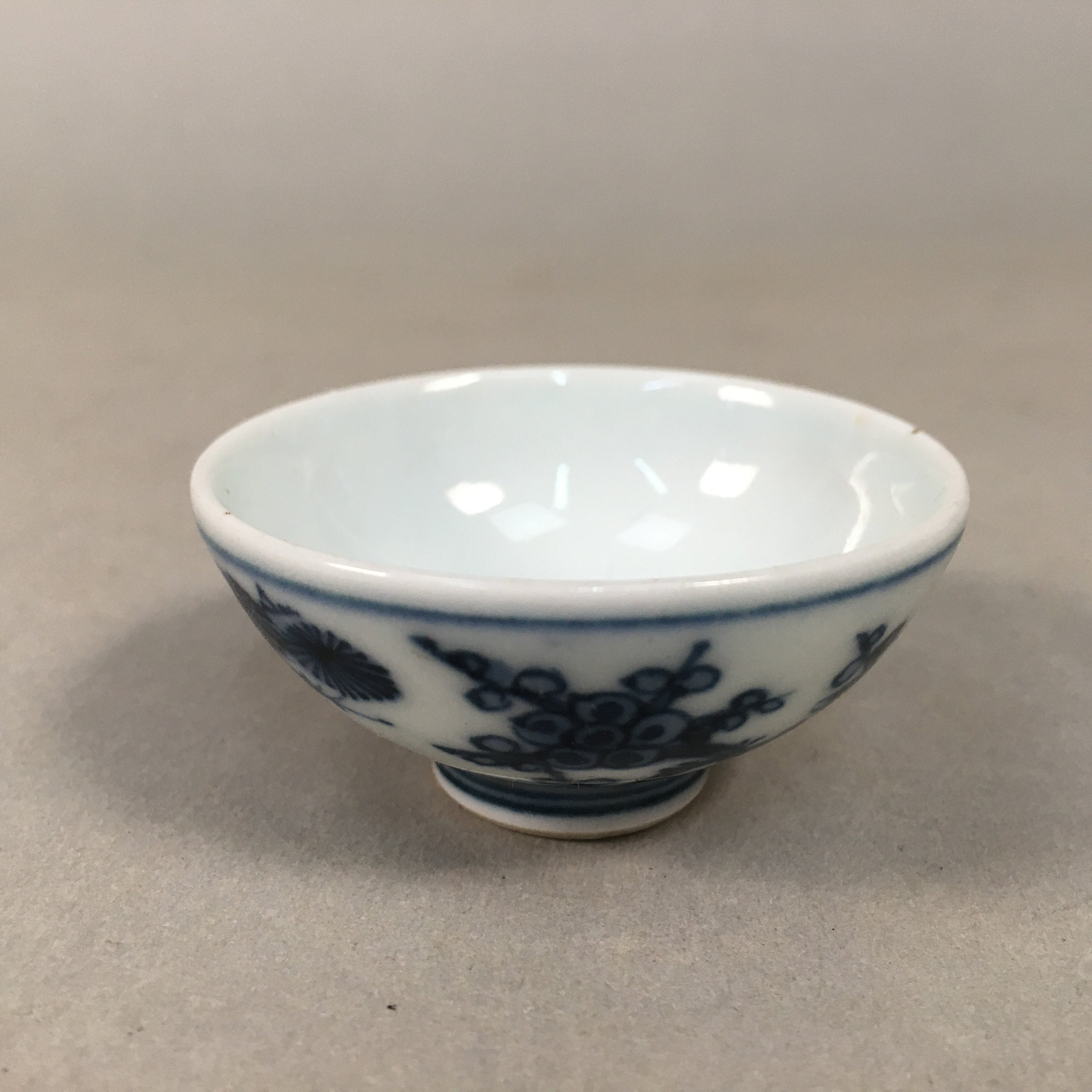 Japanese Porcelain Sake Cup Guinomi Sakazuki Vtg Blue White Sometsuke GU841