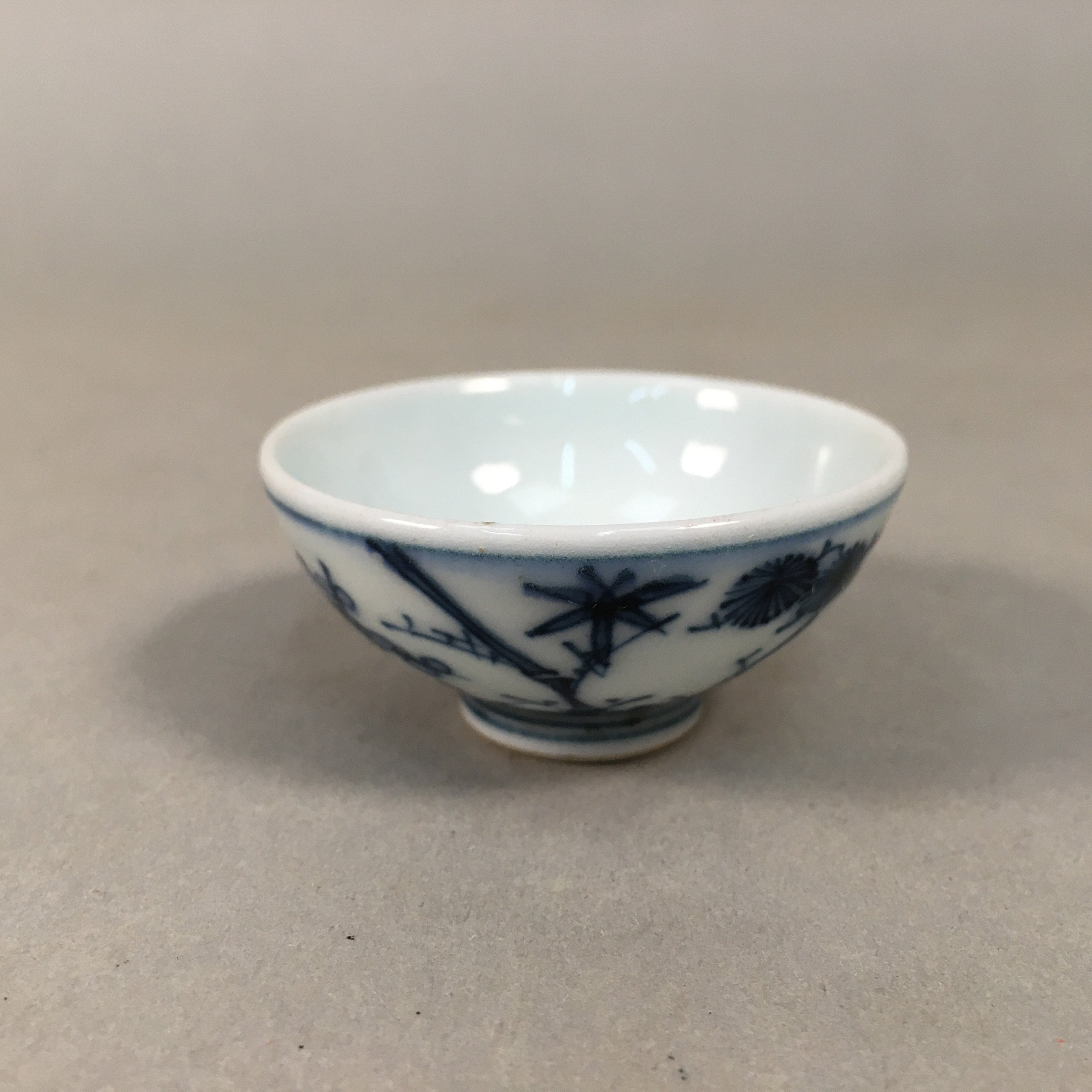 Japanese Porcelain Sake Cup Guinomi Sakazuki Vtg Blue White Sometsuke GU841