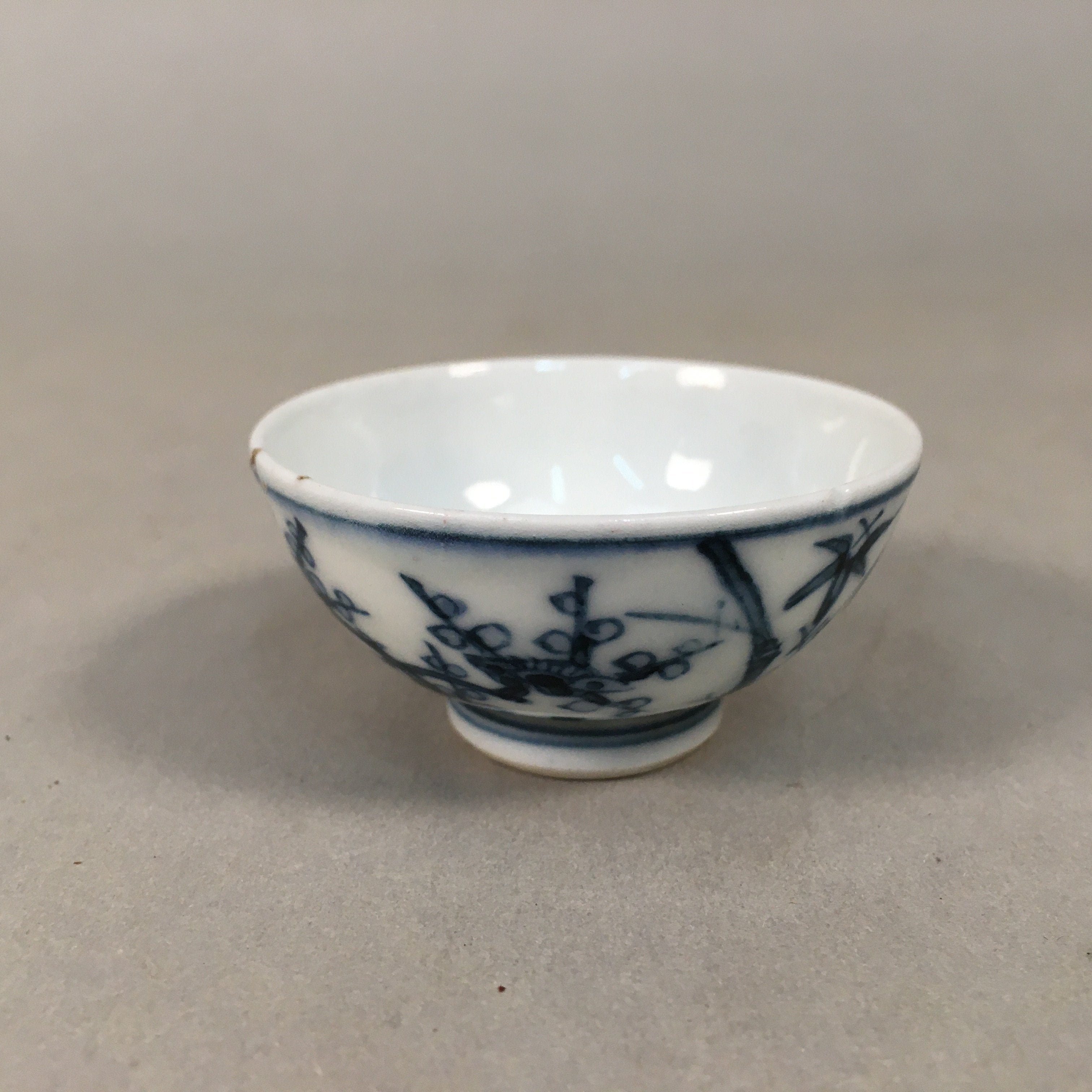 Japanese Porcelain Sake Cup Guinomi Sakazuki Vtg Blue White Sometsuke GU843