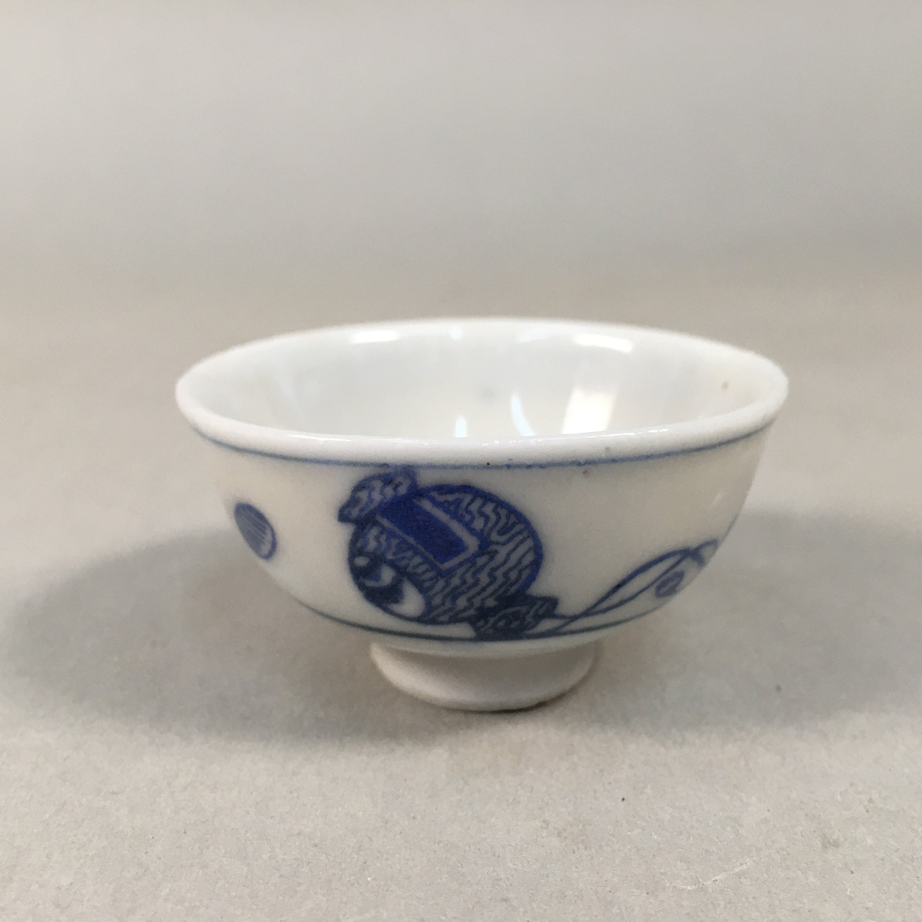 Japanese Porcelain Sake Cup Guinomi Sakazuki Vtg Blue White Sometsuke GU866