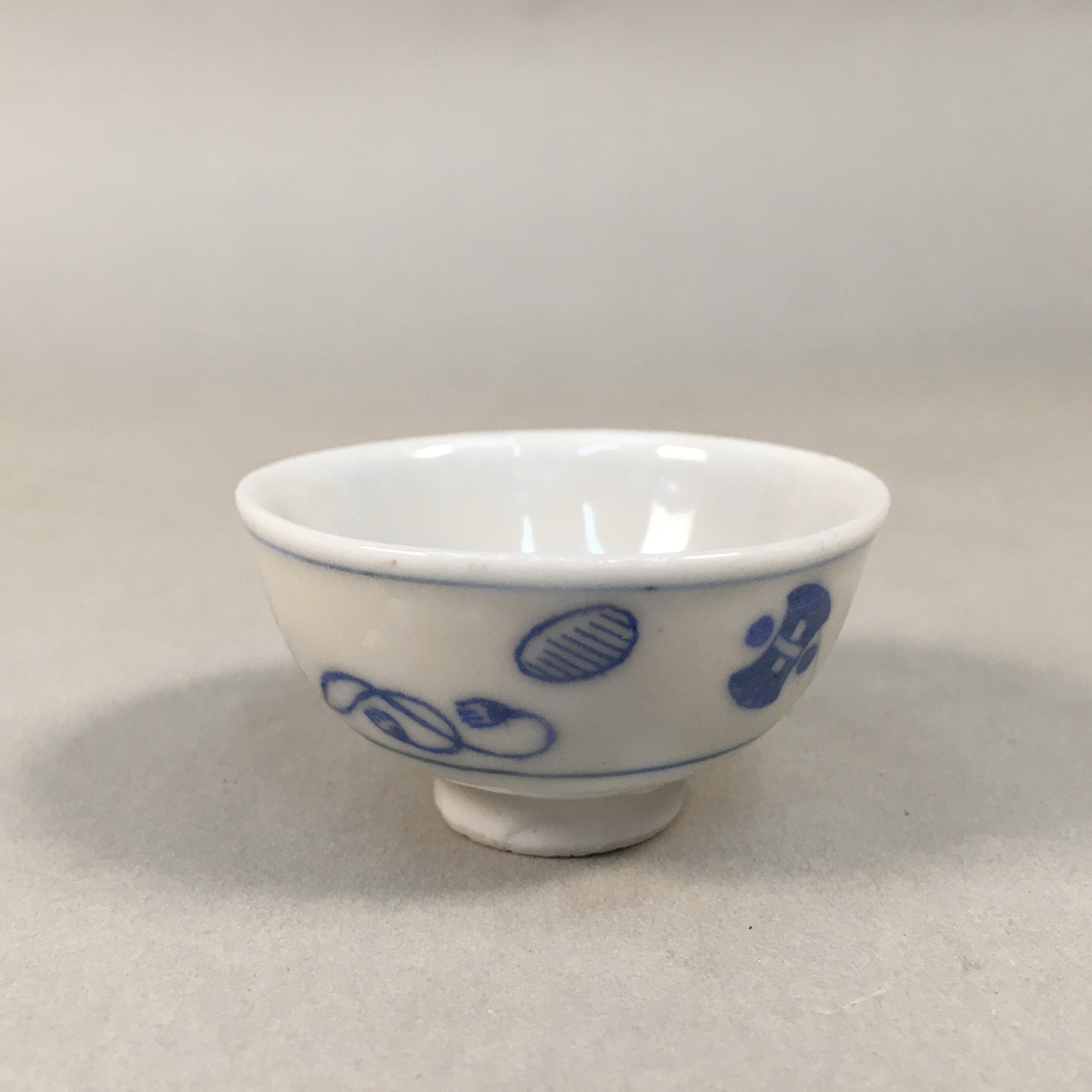 Japanese Porcelain Sake Cup Guinomi Sakazuki Vtg Blue White Sometsuke GU866