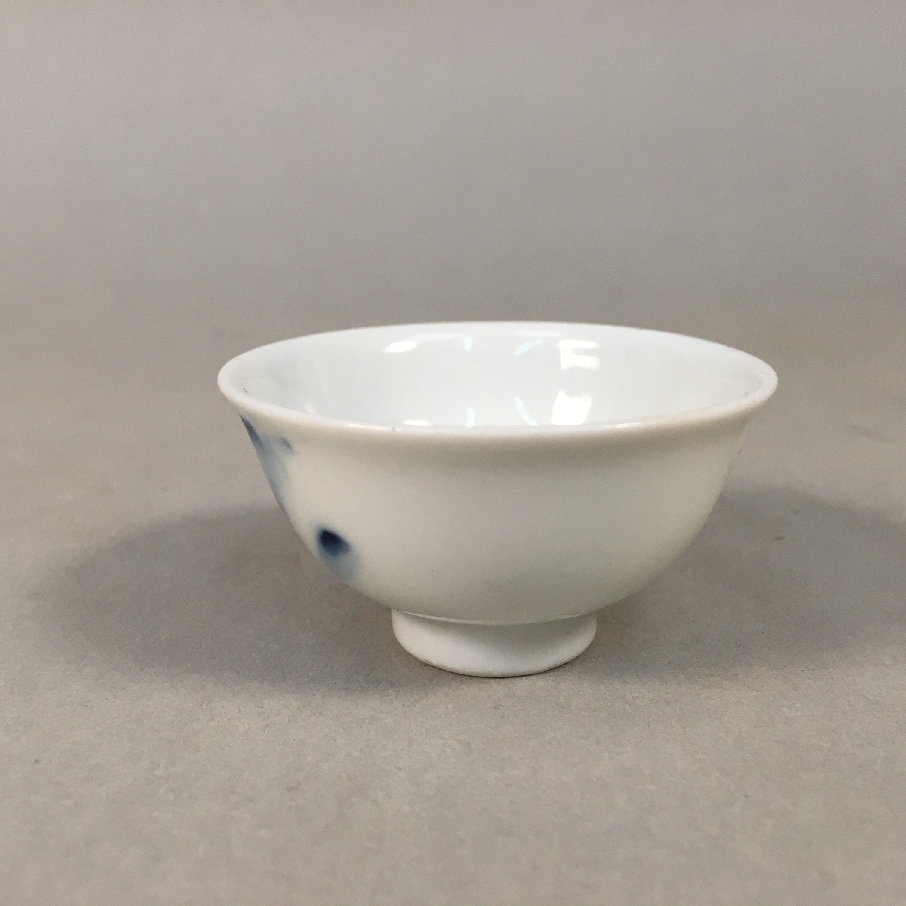 Japanese Porcelain Sake Cup Guinomi Sakazuki Vtg Blue White Sometsuke GU868