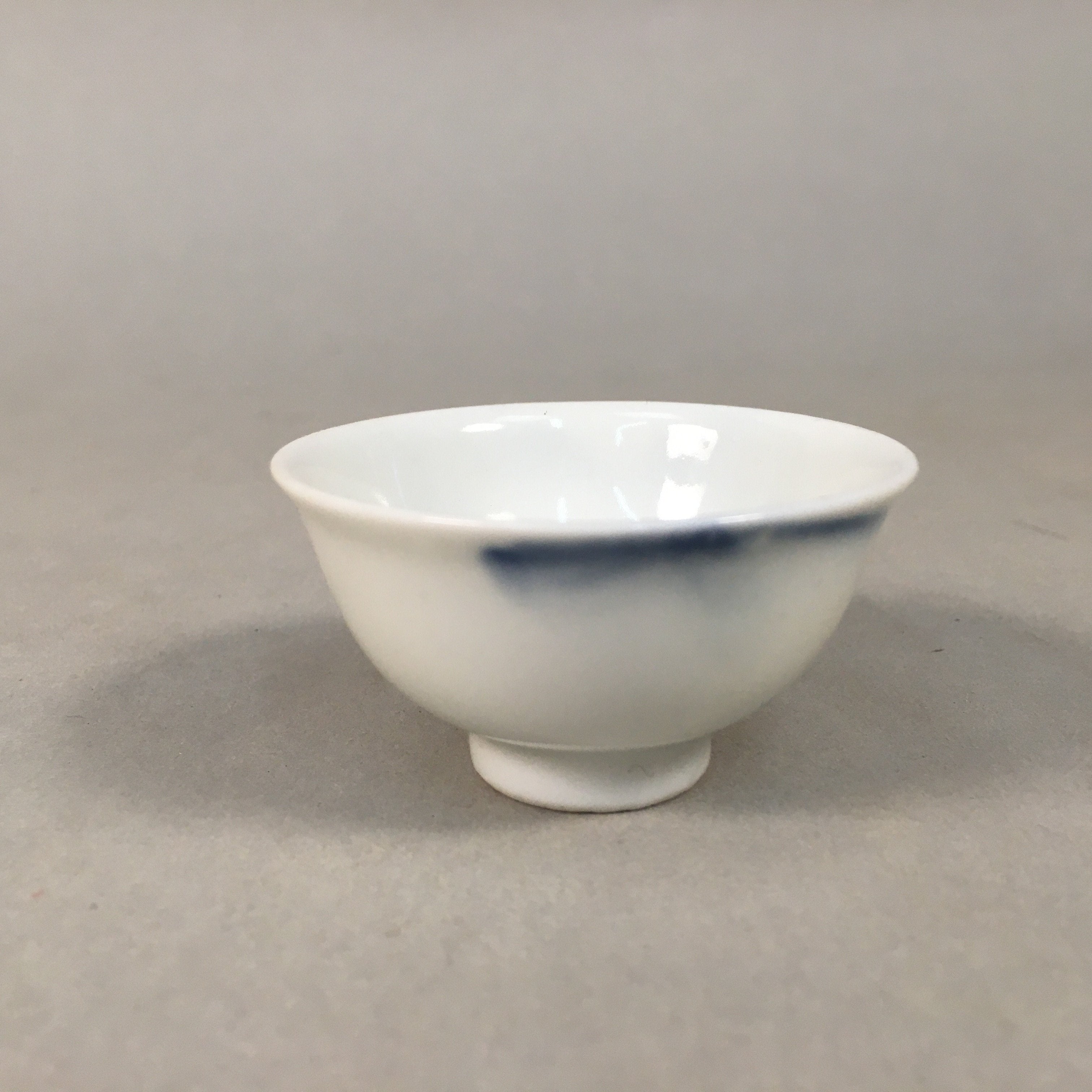 Japanese Porcelain Sake Cup Guinomi Sakazuki Vtg Blue White Sometsuke GU868
