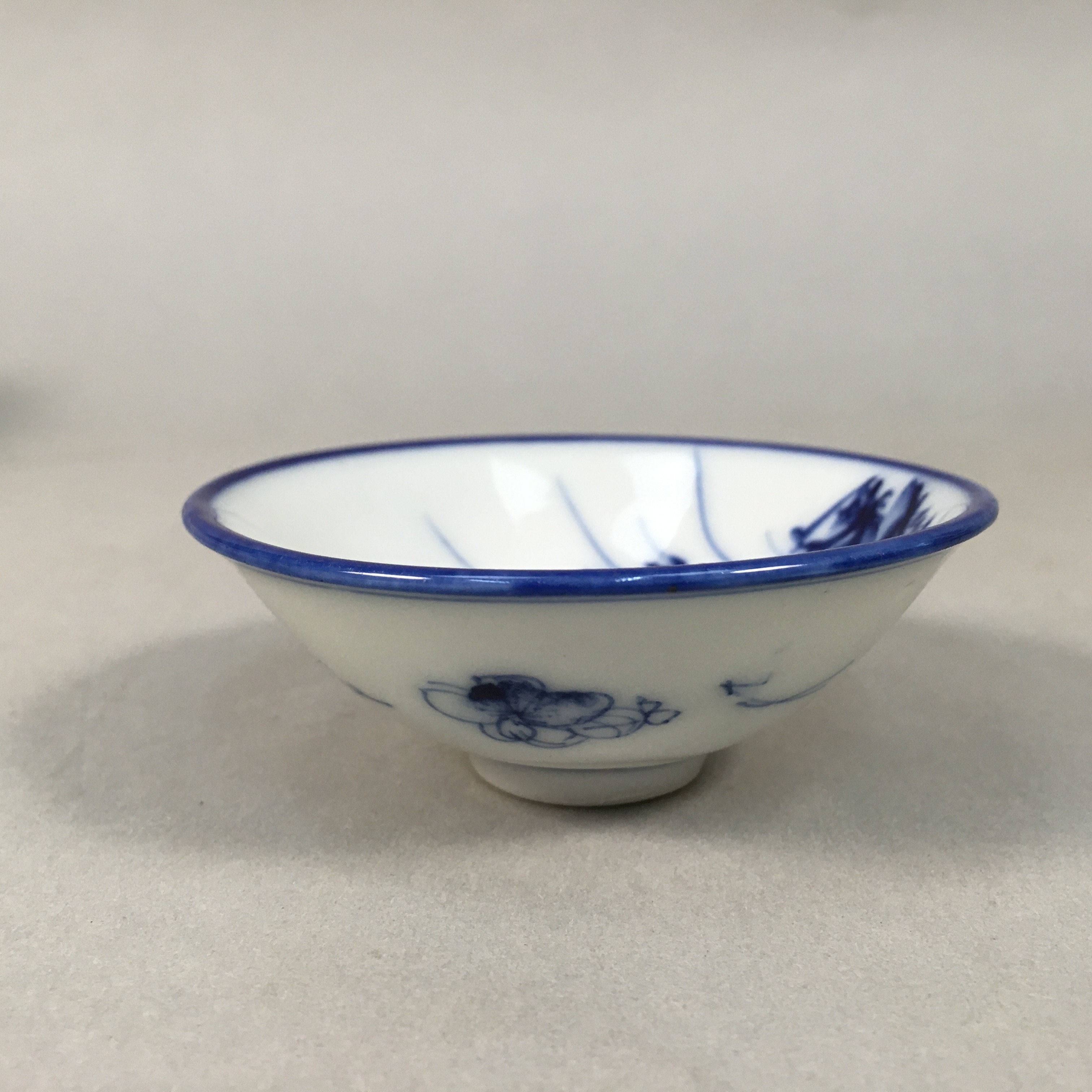 Japanese Porcelain Sake Cup Guinomi Sakazuki Vtg Blue White Sometsuke GU871