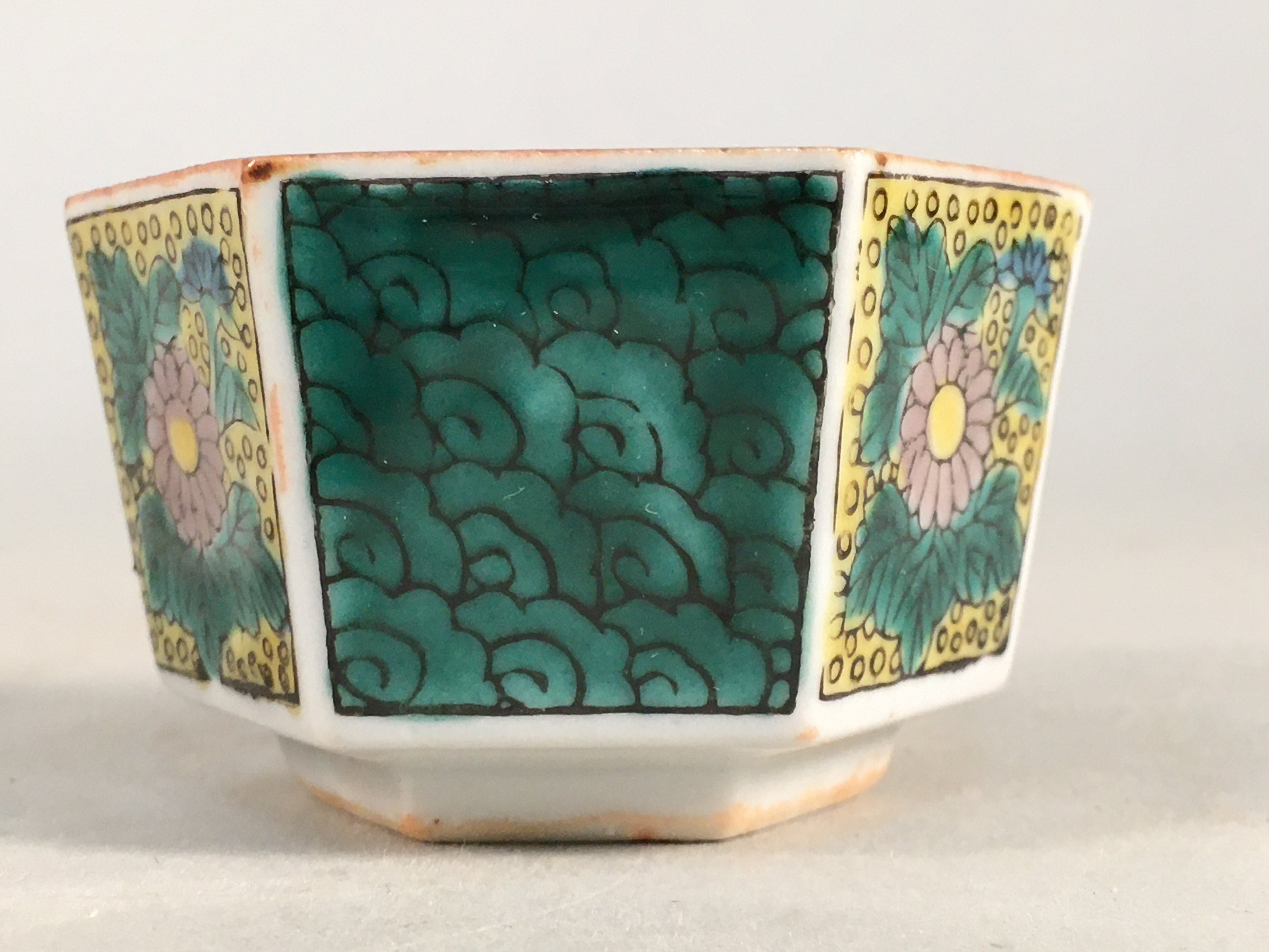 Japanese Porcelain Sake Cup Guinomi Sakazuki Vtg Hexagon Floral Green GU817