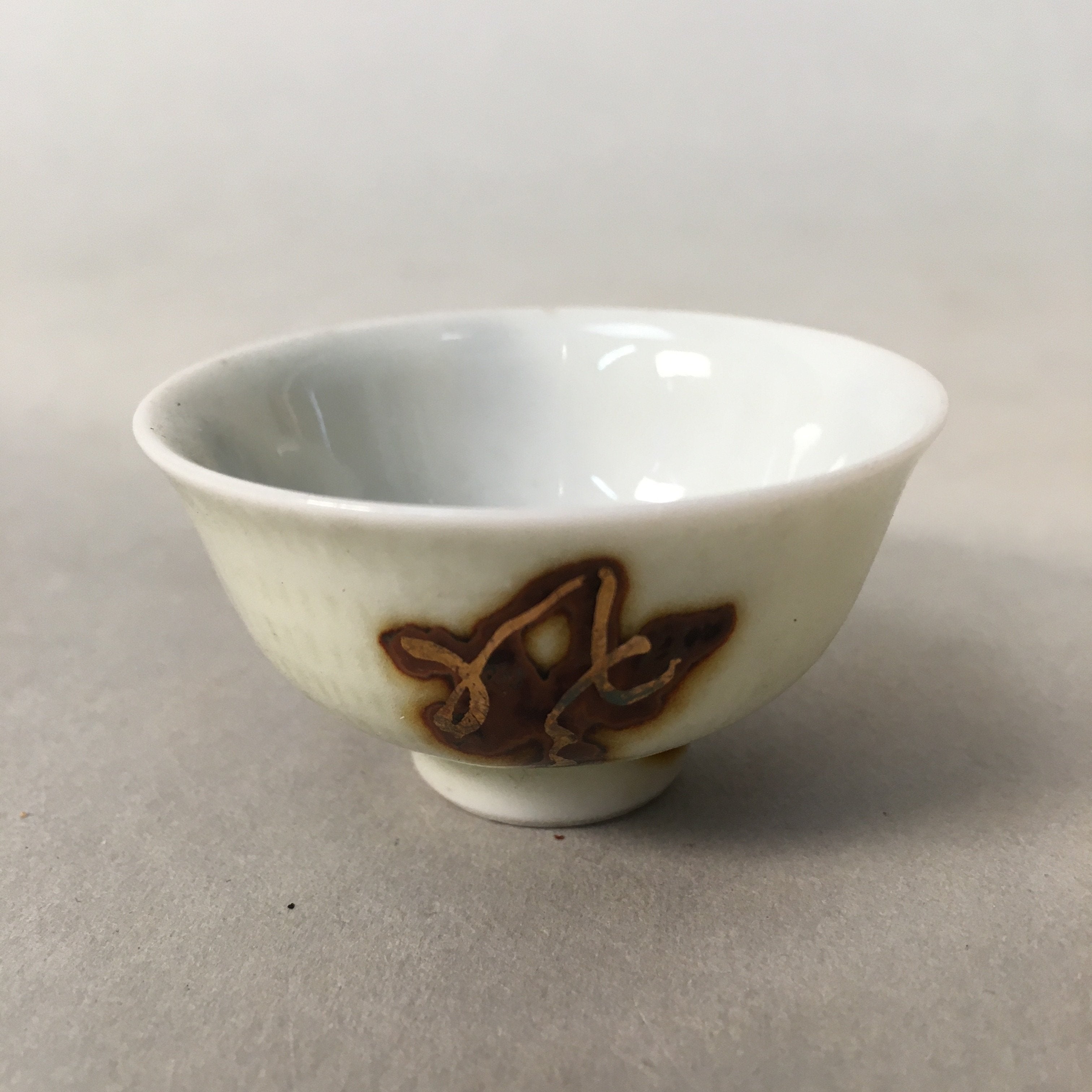 Japanese Porcelain Sake Cup Guinomi Sakazuki Vtg Kanji White Brown Gold GU883