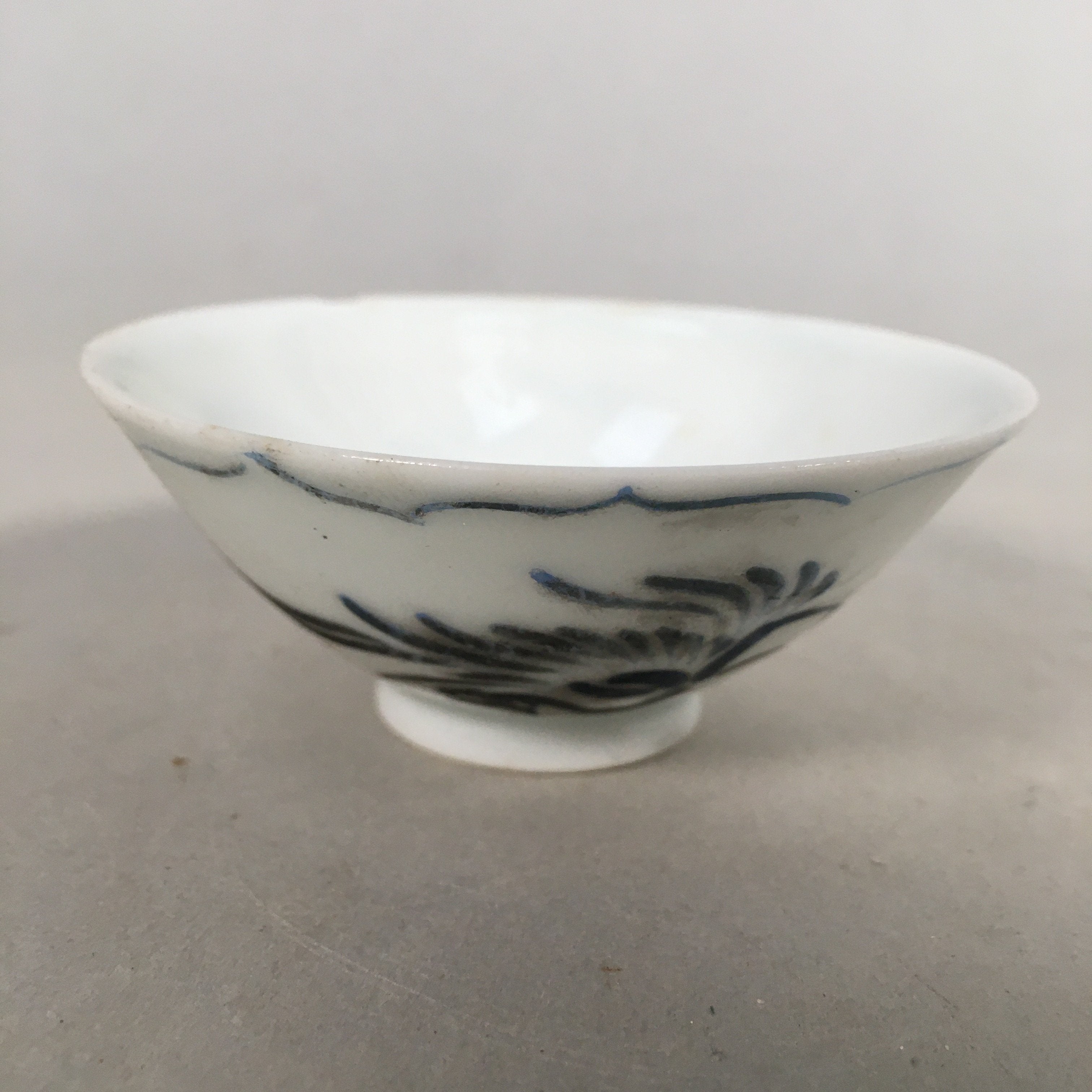 Japanese Porcelain Sake Cup Guinomi Sakazuki Vtg Phoenix Blue White GU769