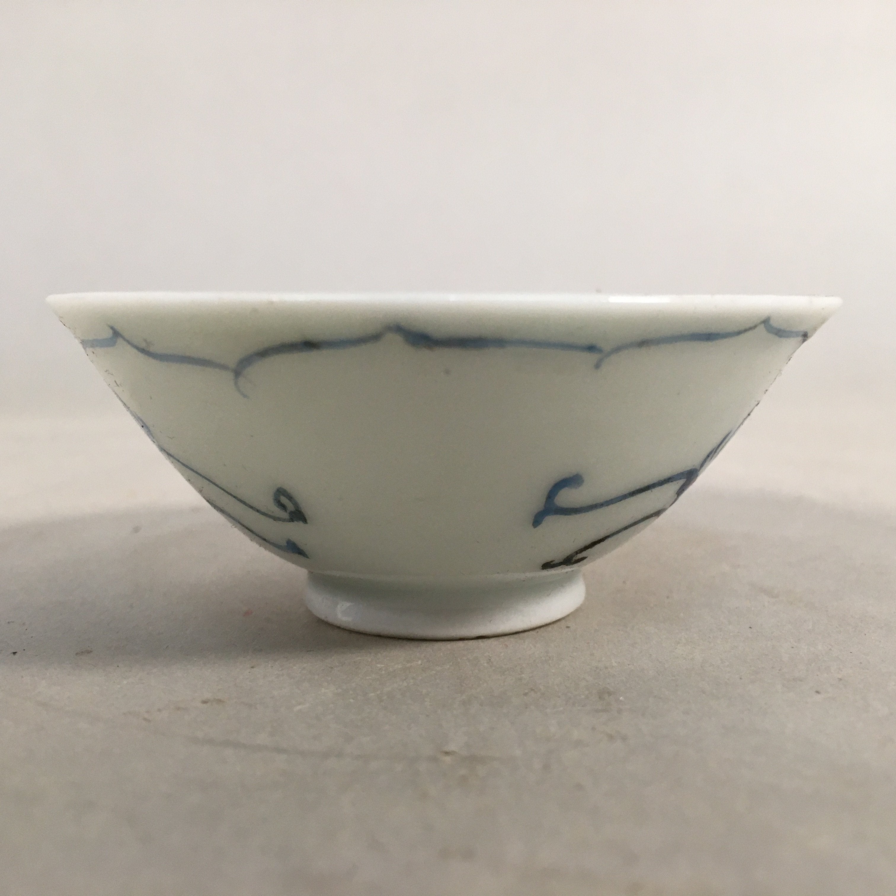 Japanese Porcelain Sake Cup Guinomi Sakazuki Vtg Phoenix Blue White GU772