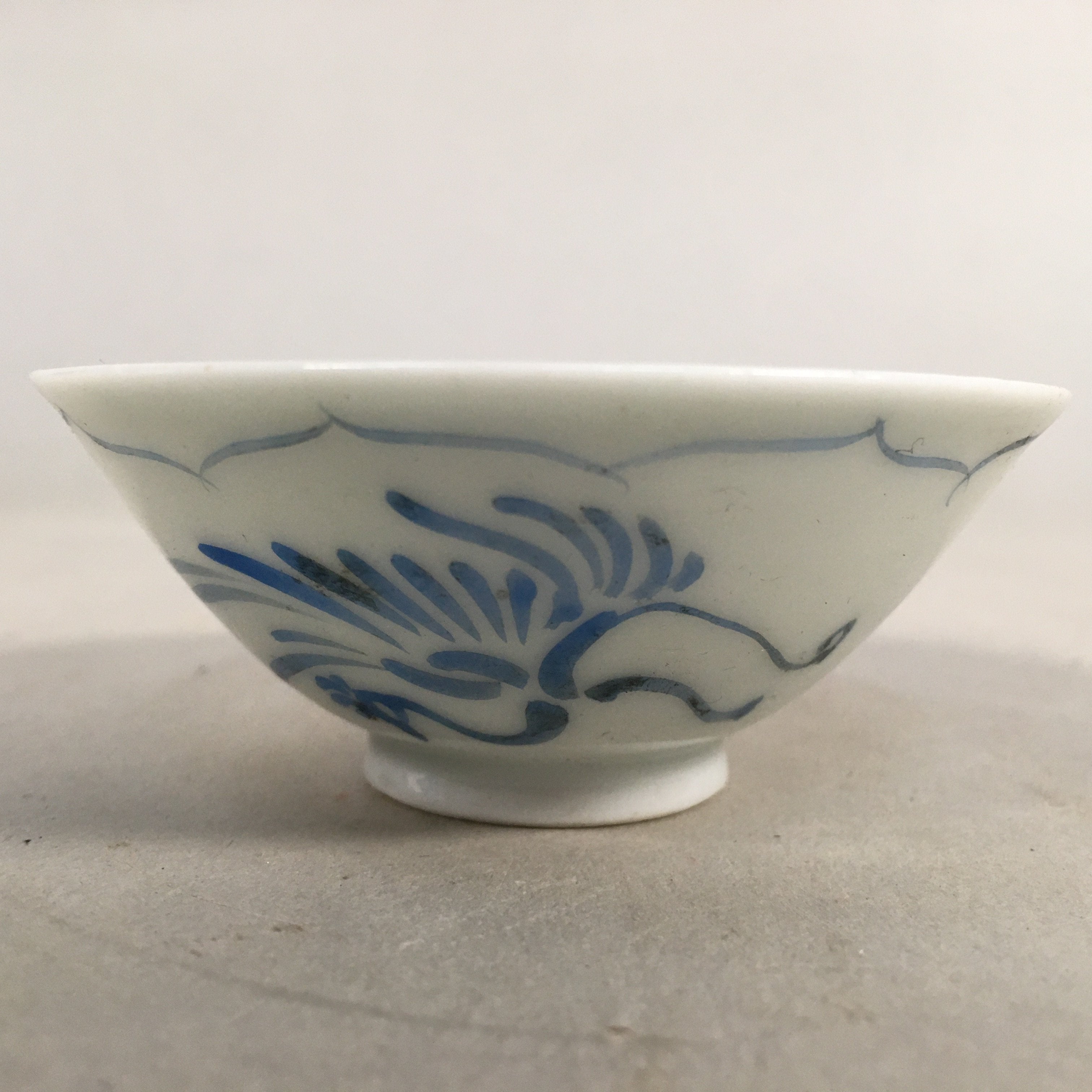 Japanese Porcelain Sake Cup Guinomi Sakazuki Vtg Phoenix Blue White GU772