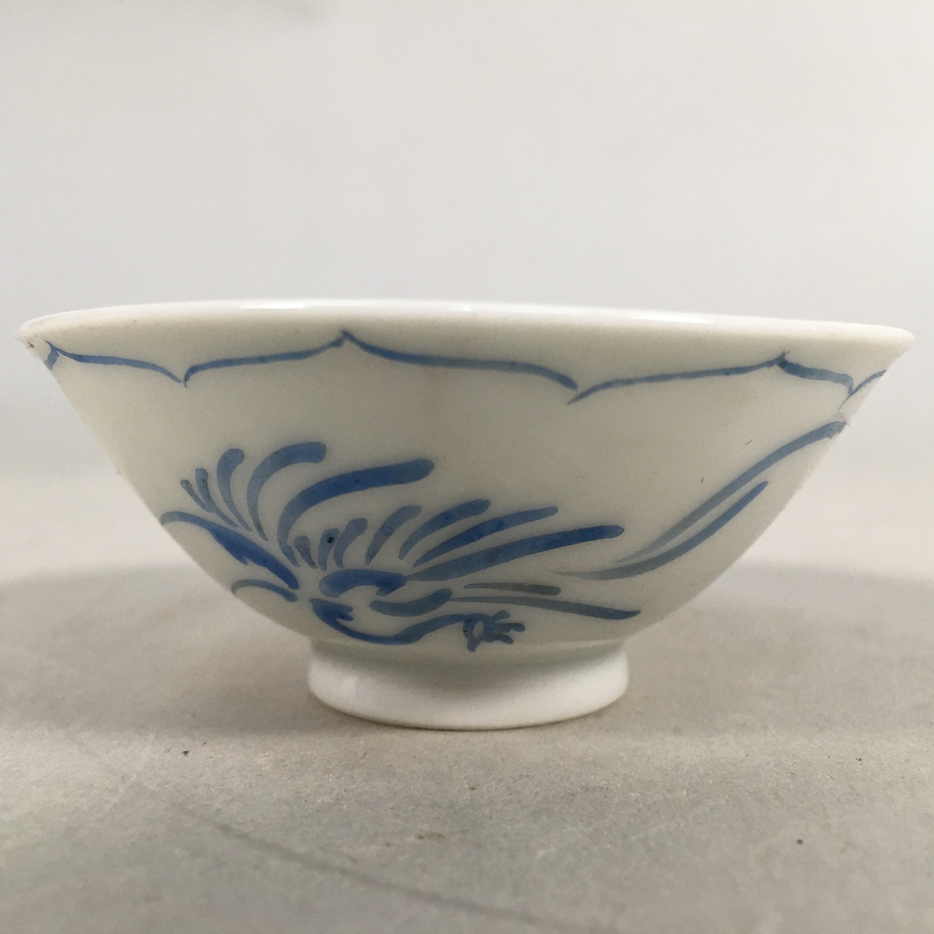 Japanese Porcelain Sake Cup Guinomi Sakazuki Vtg Phoenix Blue White GU774