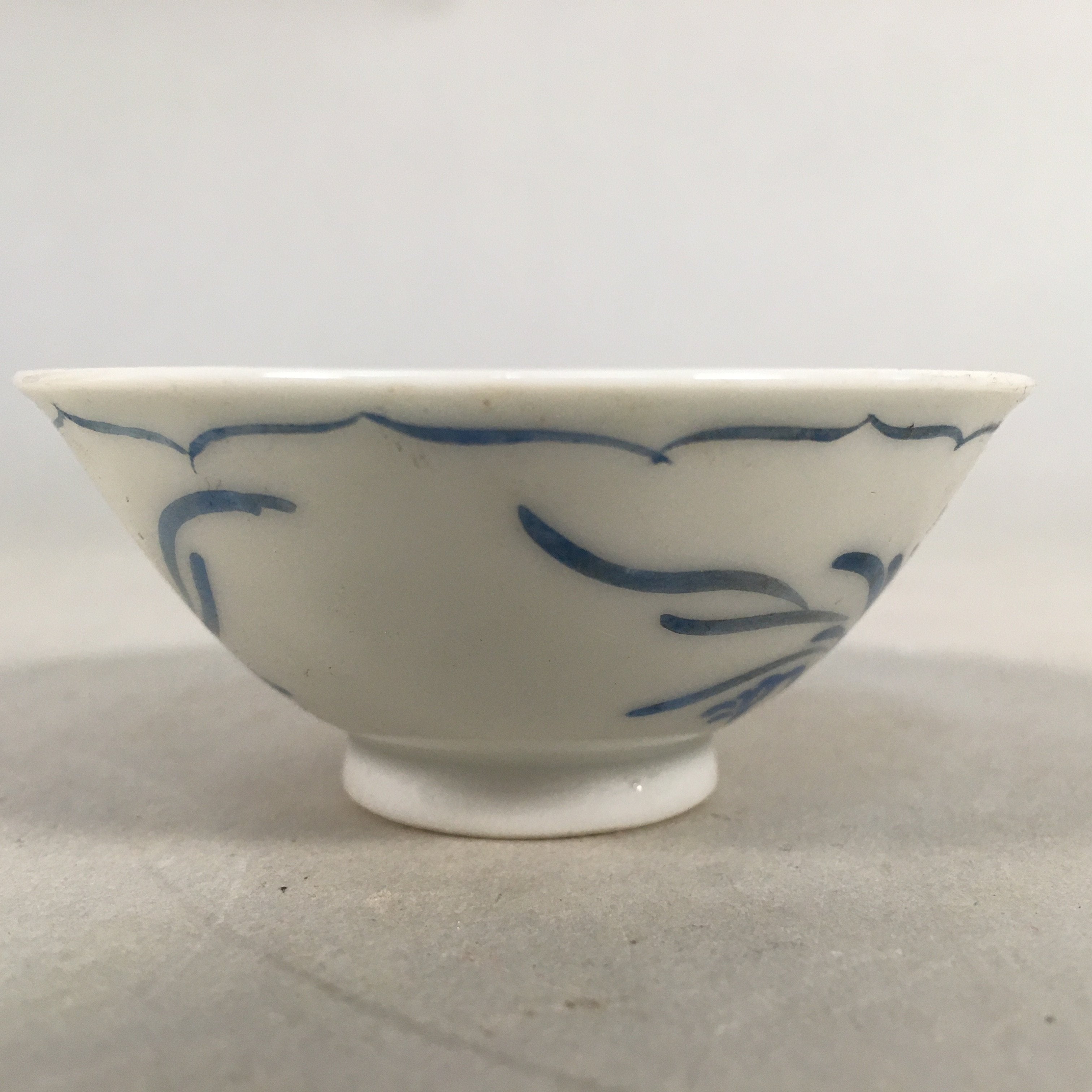 Japanese Porcelain Sake Cup Guinomi Sakazuki Vtg Phoenix Blue White GU774