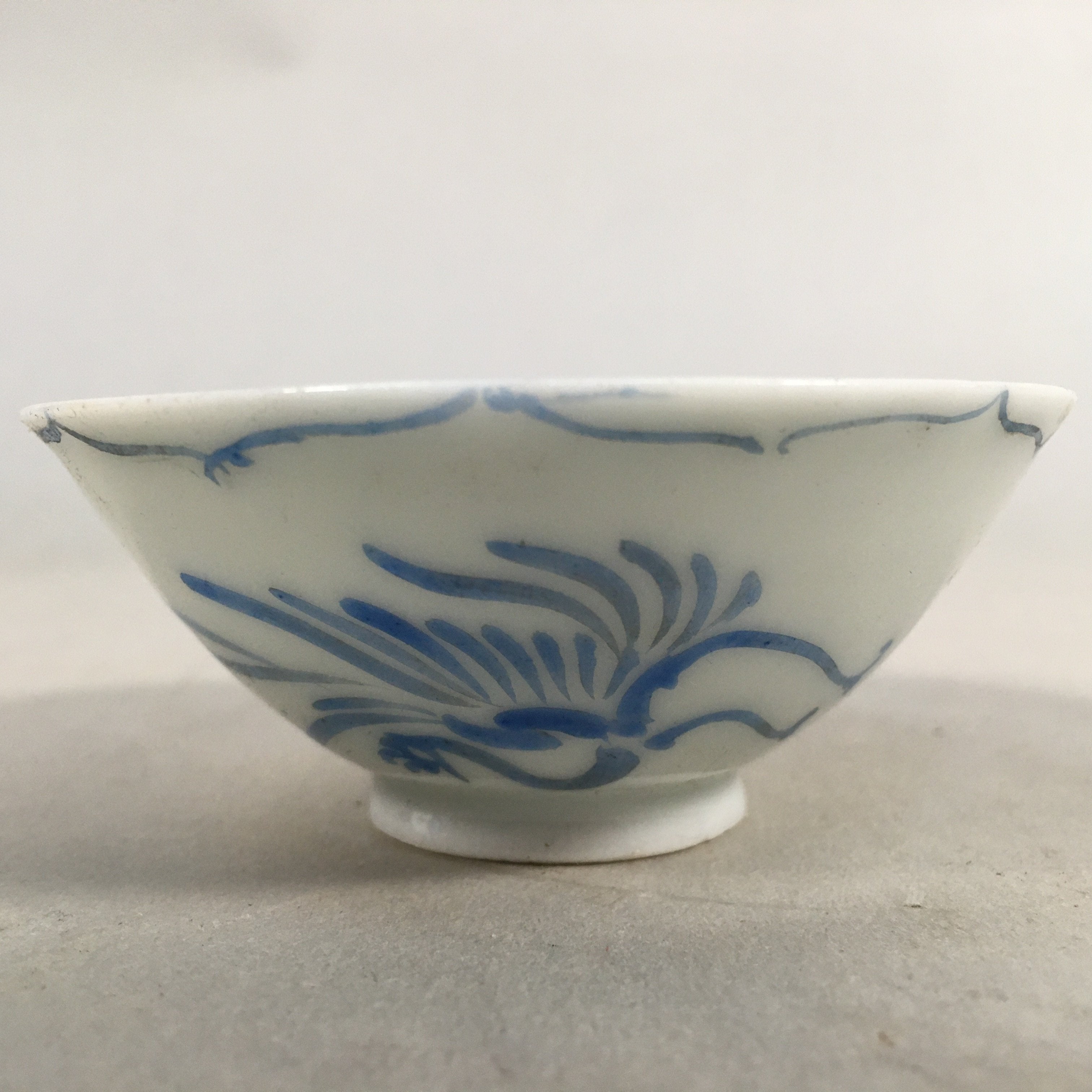 Japanese Porcelain Sake Cup Guinomi Sakazuki Vtg Phoenix Blue White GU776