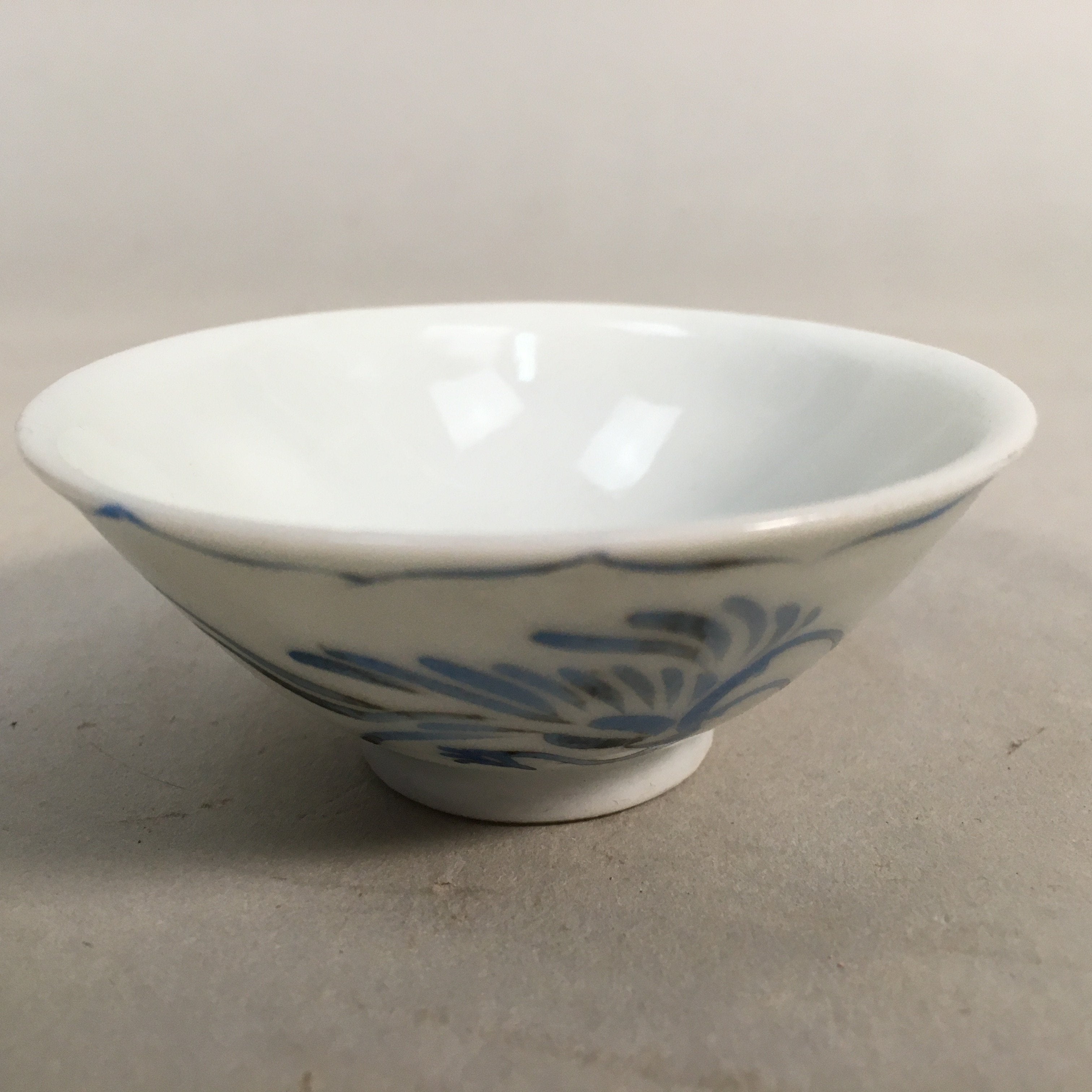 Japanese Porcelain Sake Cup Guinomi Sakazuki Vtg Phoenix Blue White GU778