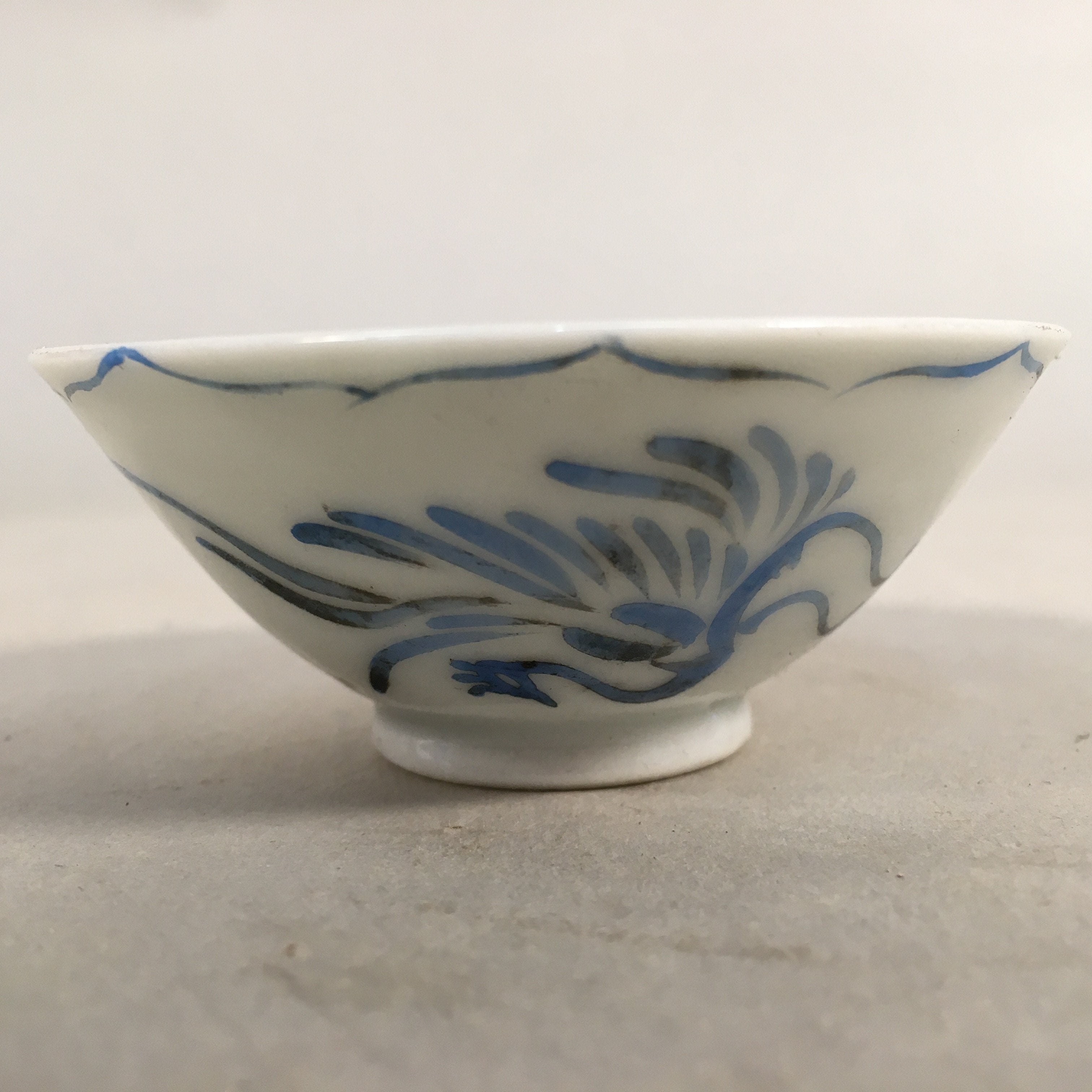 Japanese Porcelain Sake Cup Guinomi Sakazuki Vtg Phoenix Blue White GU778