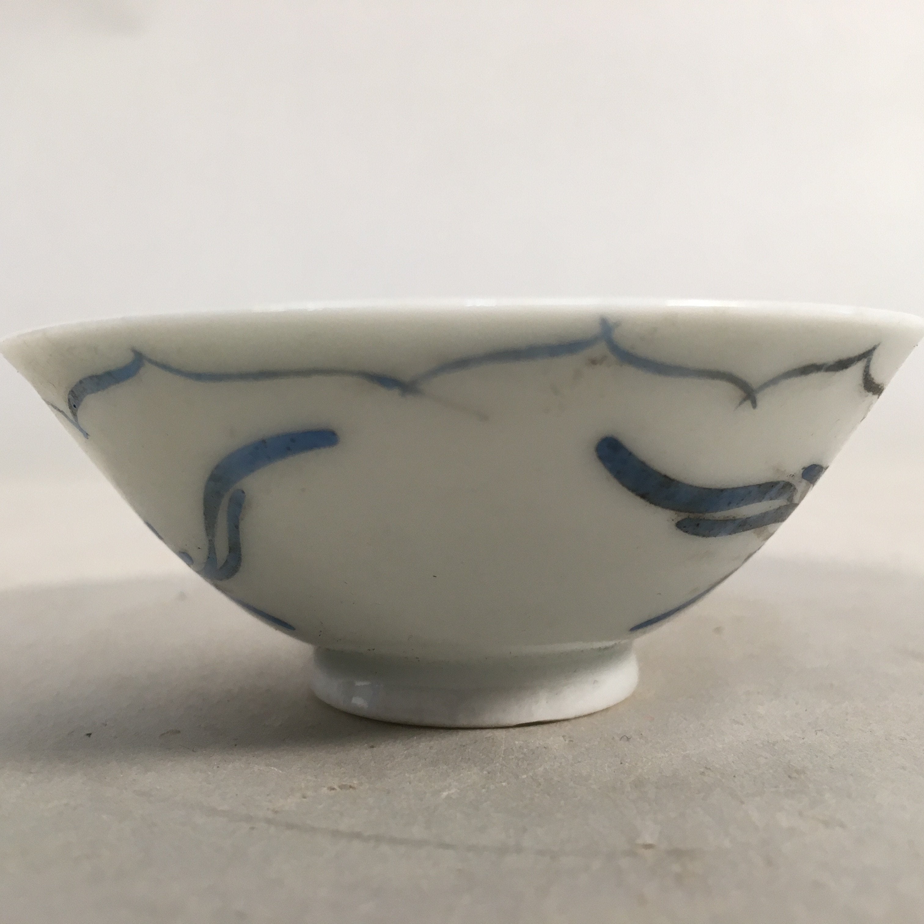Japanese Porcelain Sake Cup Guinomi Sakazuki Vtg Phoenix Blue White GU779