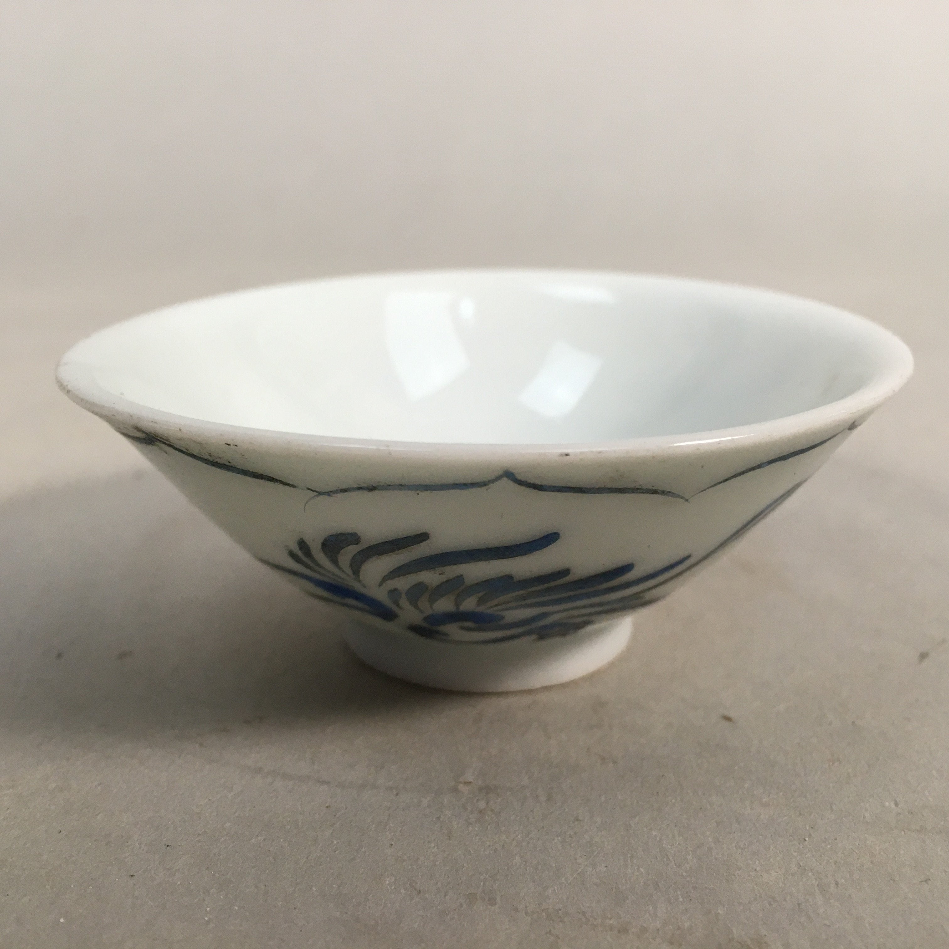 Japanese Porcelain Sake Cup Guinomi Sakazuki Vtg Phoenix Blue White GU781