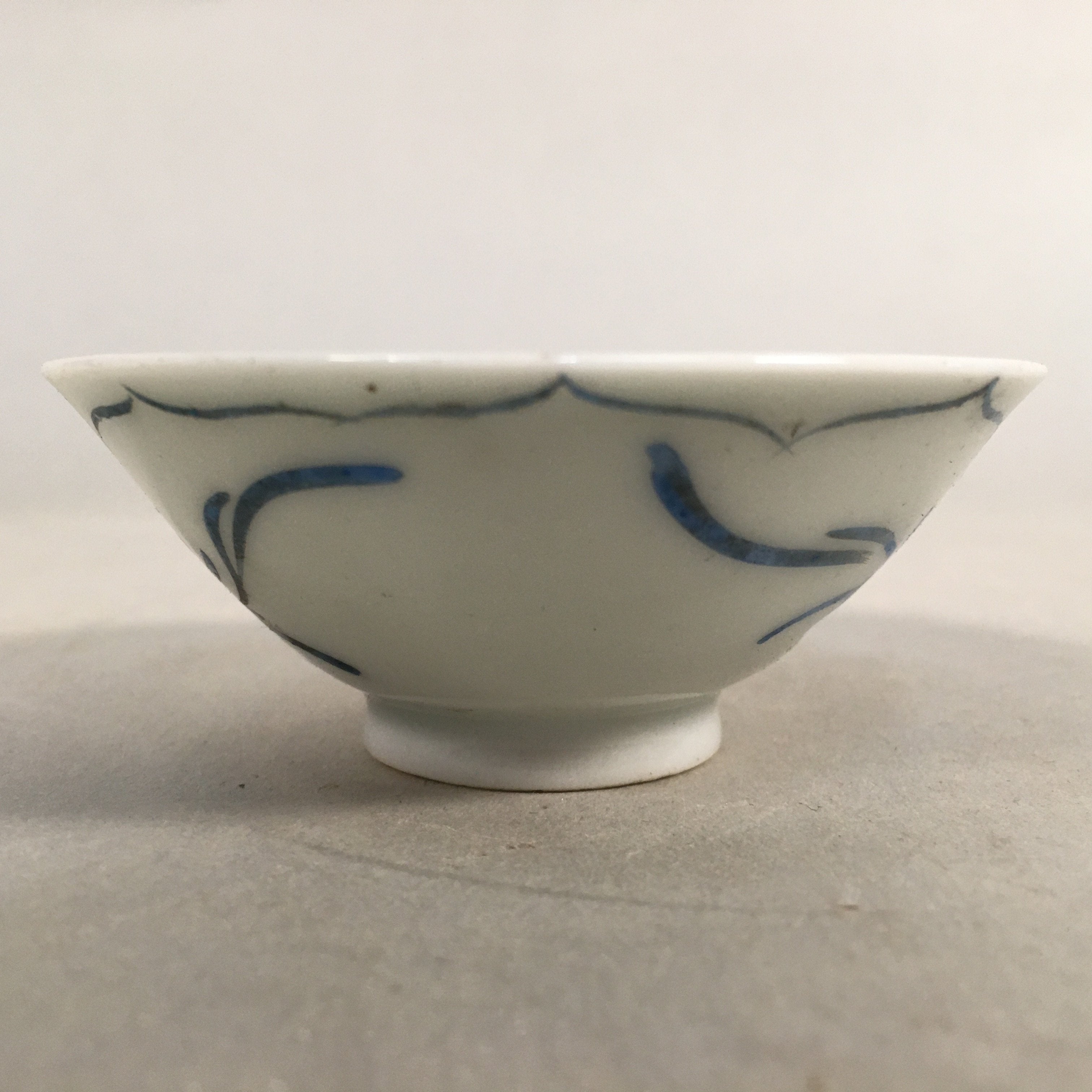 Japanese Porcelain Sake Cup Guinomi Sakazuki Vtg Phoenix Blue White GU781