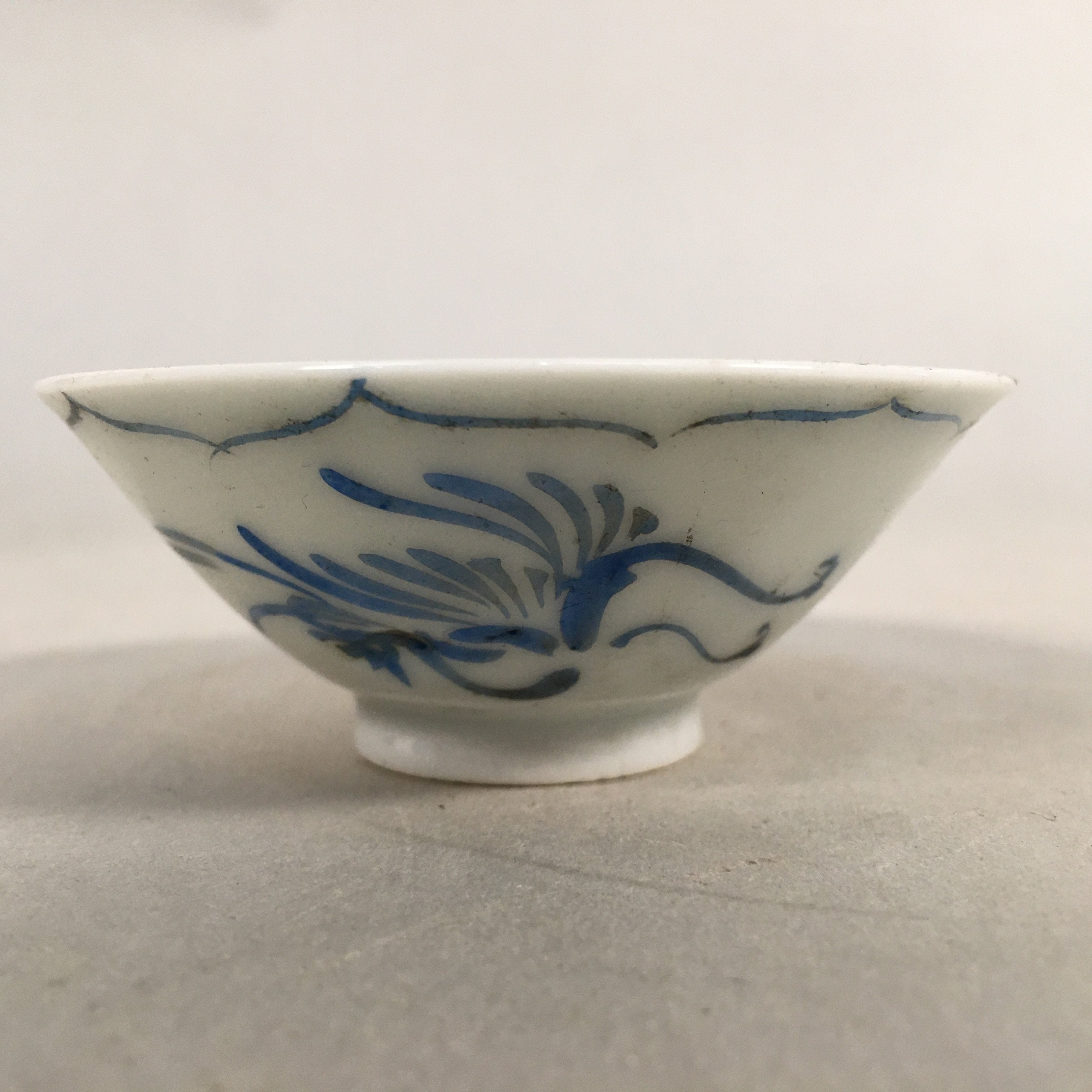 Japanese Porcelain Sake Cup Guinomi Sakazuki Vtg Phoenix Blue White GU781