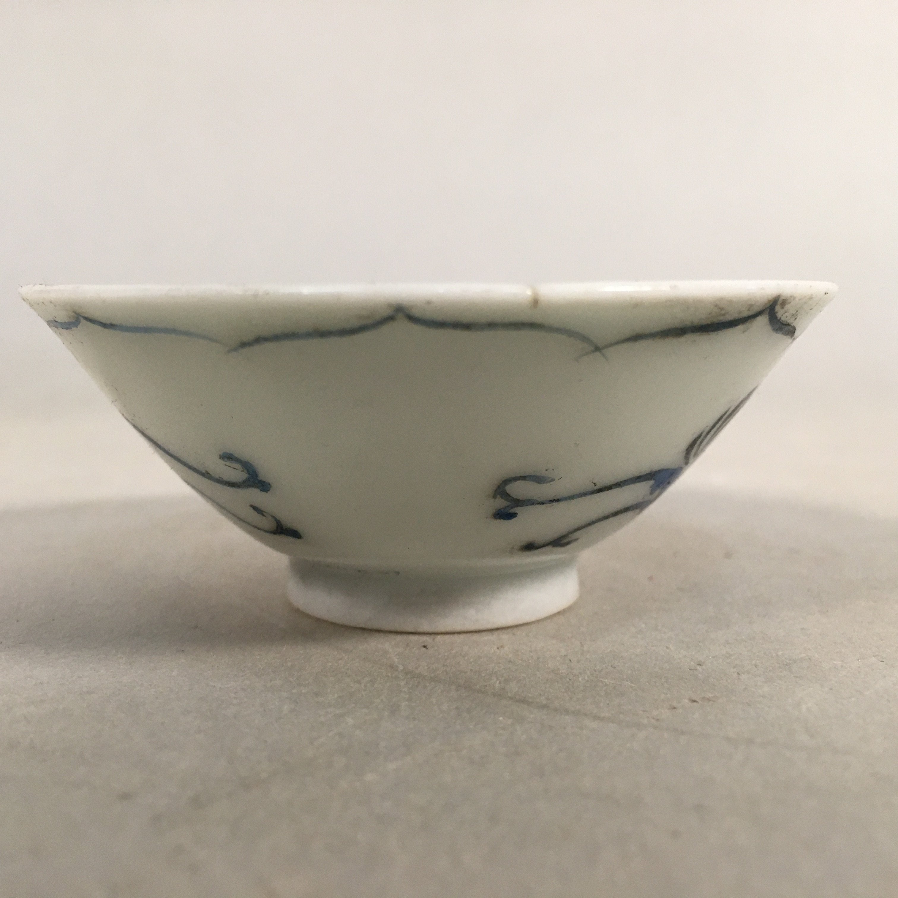 Japanese Porcelain Sake Cup Guinomi Sakazuki Vtg Phoenix Blue White GU781