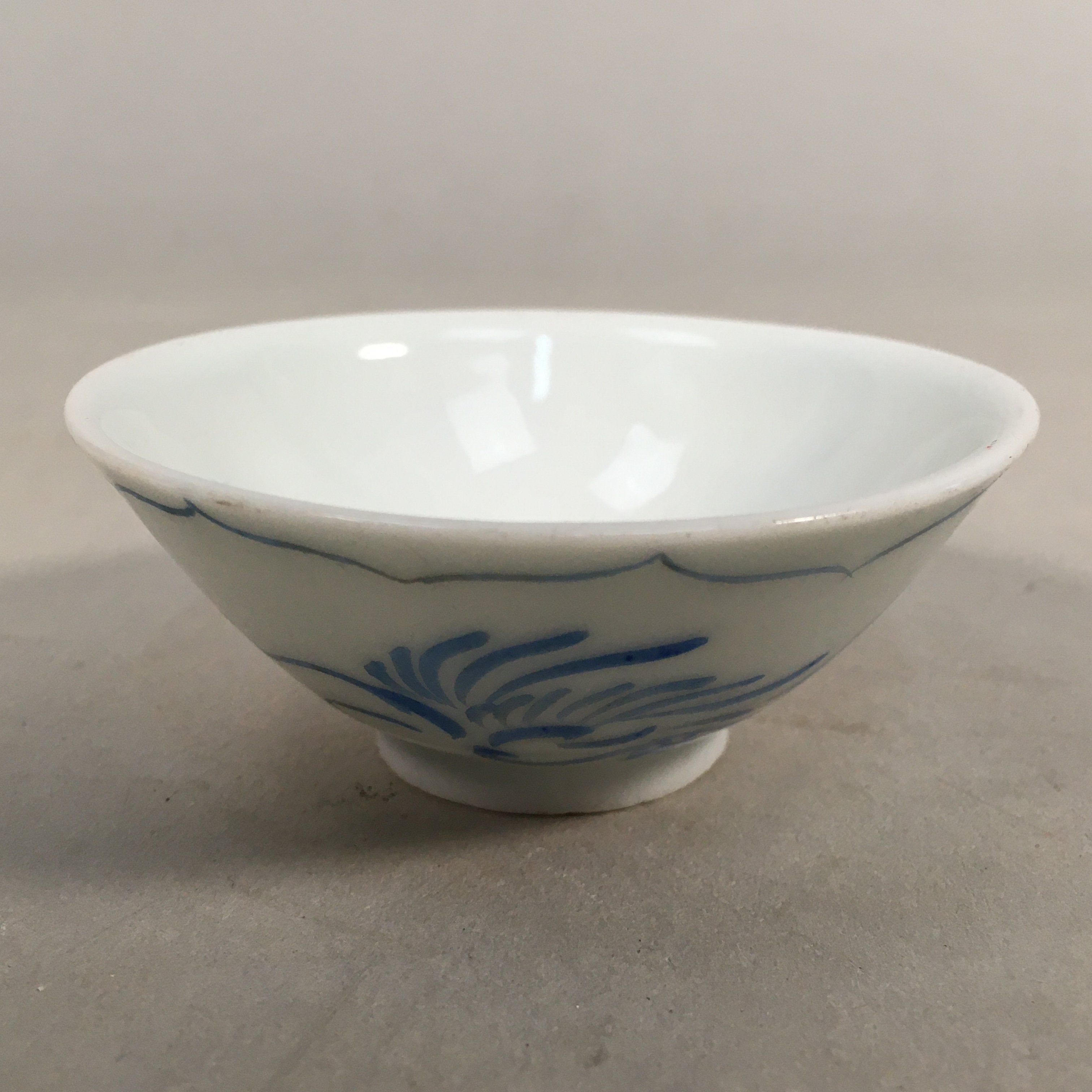 Japanese Porcelain Sake Cup Guinomi Sakazuki Vtg Phoenix Blue White GU784