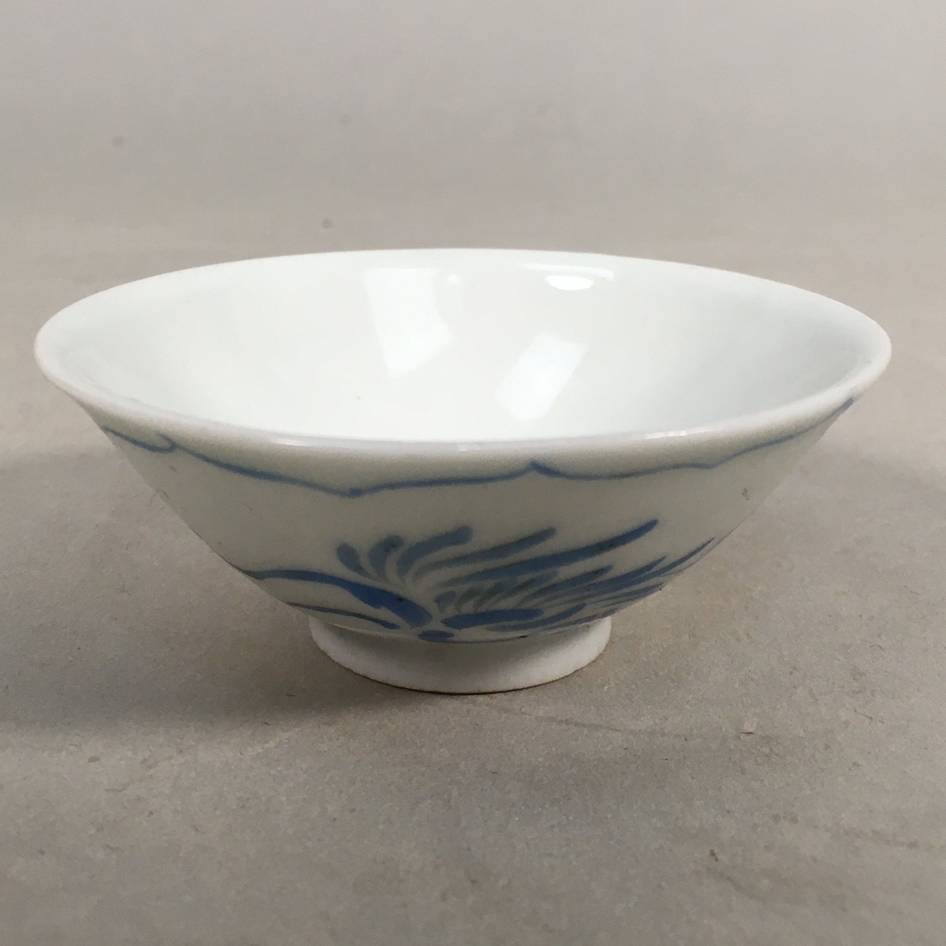 Japanese Porcelain Sake Cup Guinomi Sakazuki Vtg Phoenix Blue White GU785