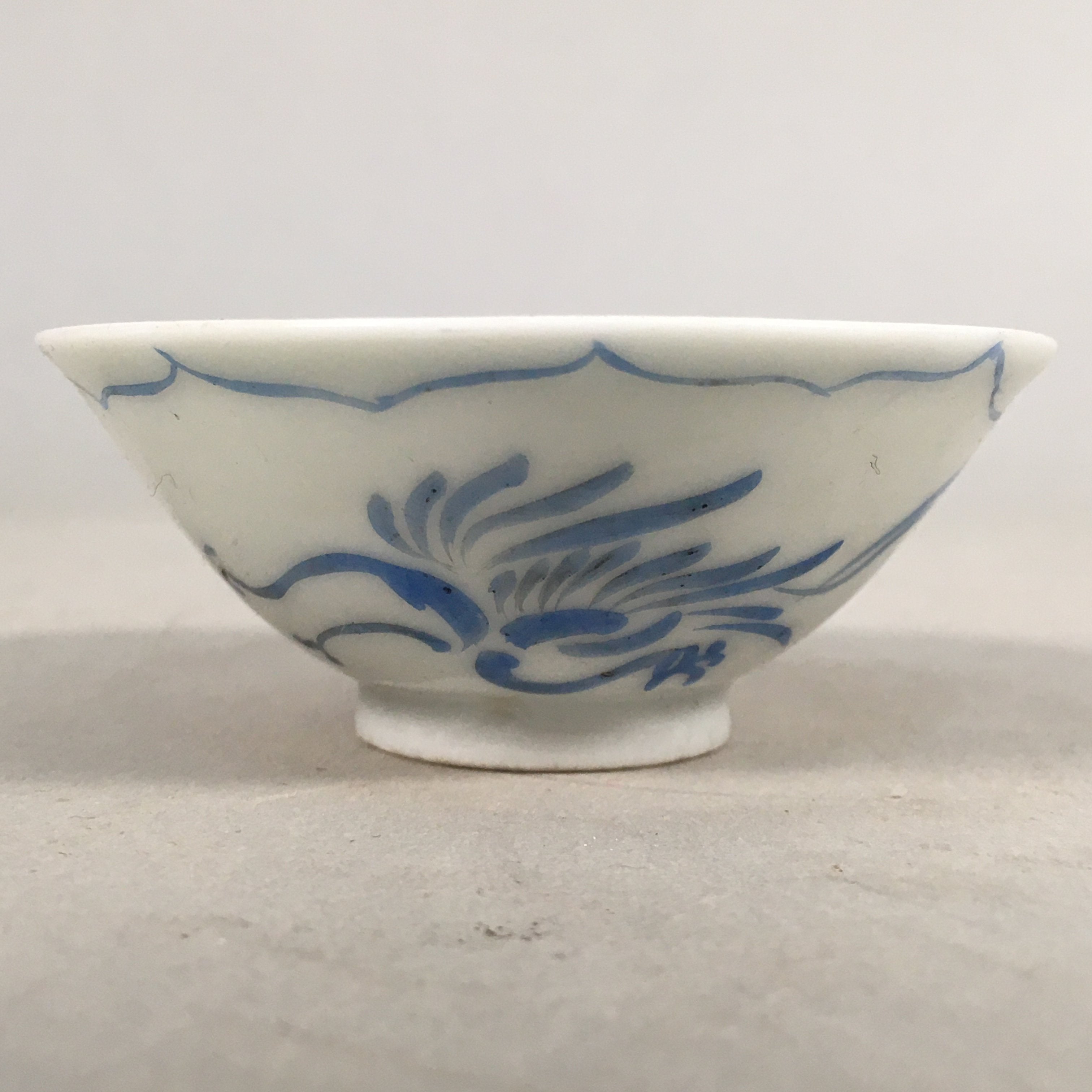 Japanese Porcelain Sake Cup Guinomi Sakazuki Vtg Phoenix Blue White GU785