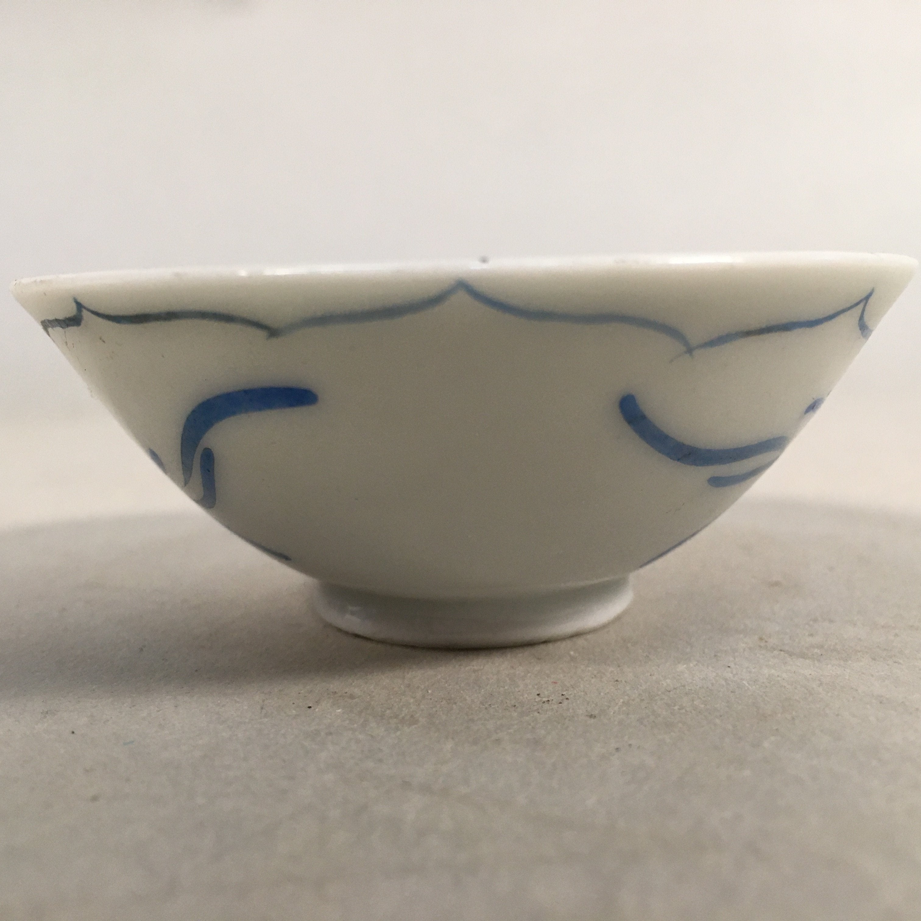 Japanese Porcelain Sake Cup Guinomi Sakazuki Vtg Phoenix Blue White GU787