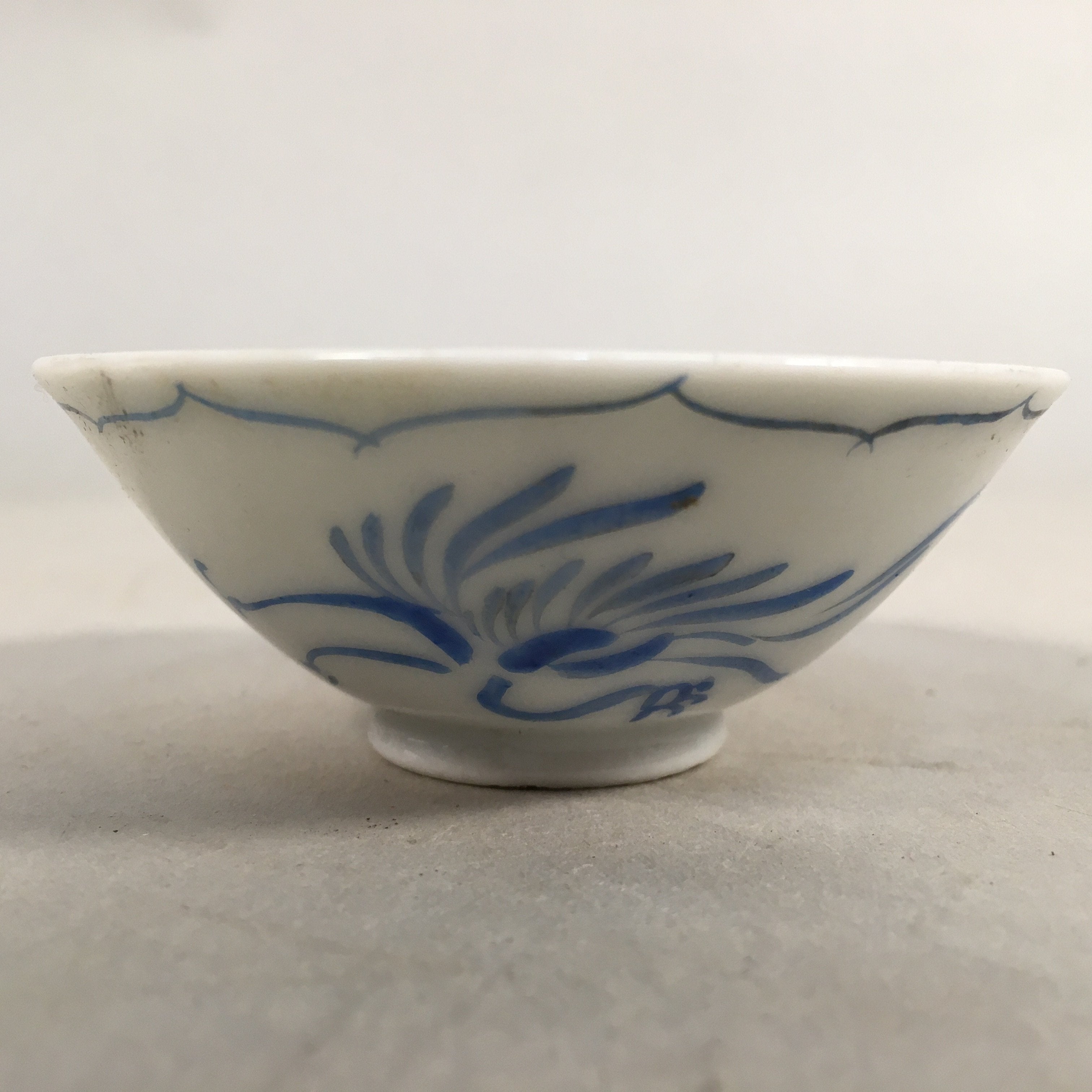 Japanese Porcelain Sake Cup Guinomi Sakazuki Vtg Phoenix Blue White GU787