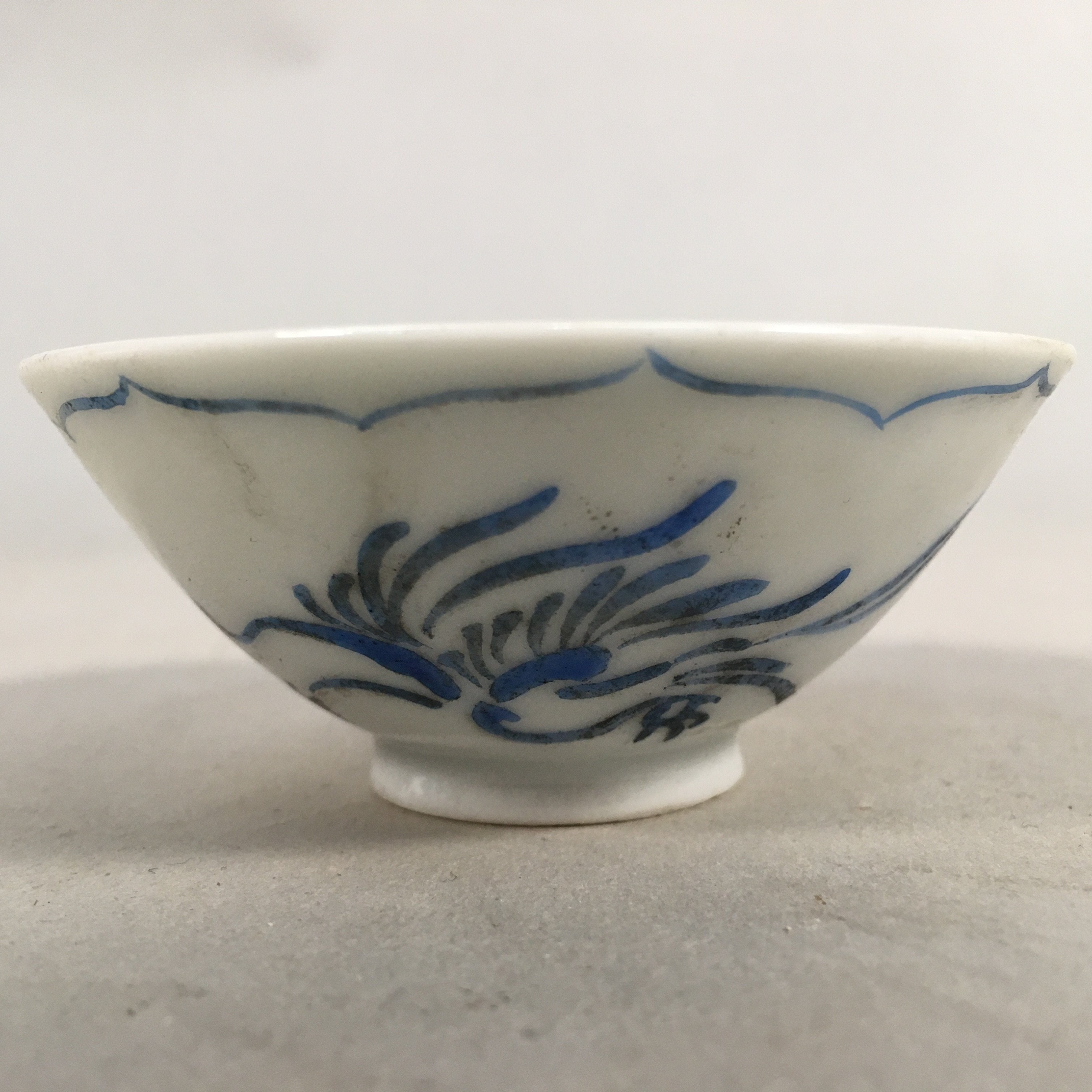 Japanese Porcelain Sake Cup Guinomi Sakazuki Vtg Phoenix Blue White GU788