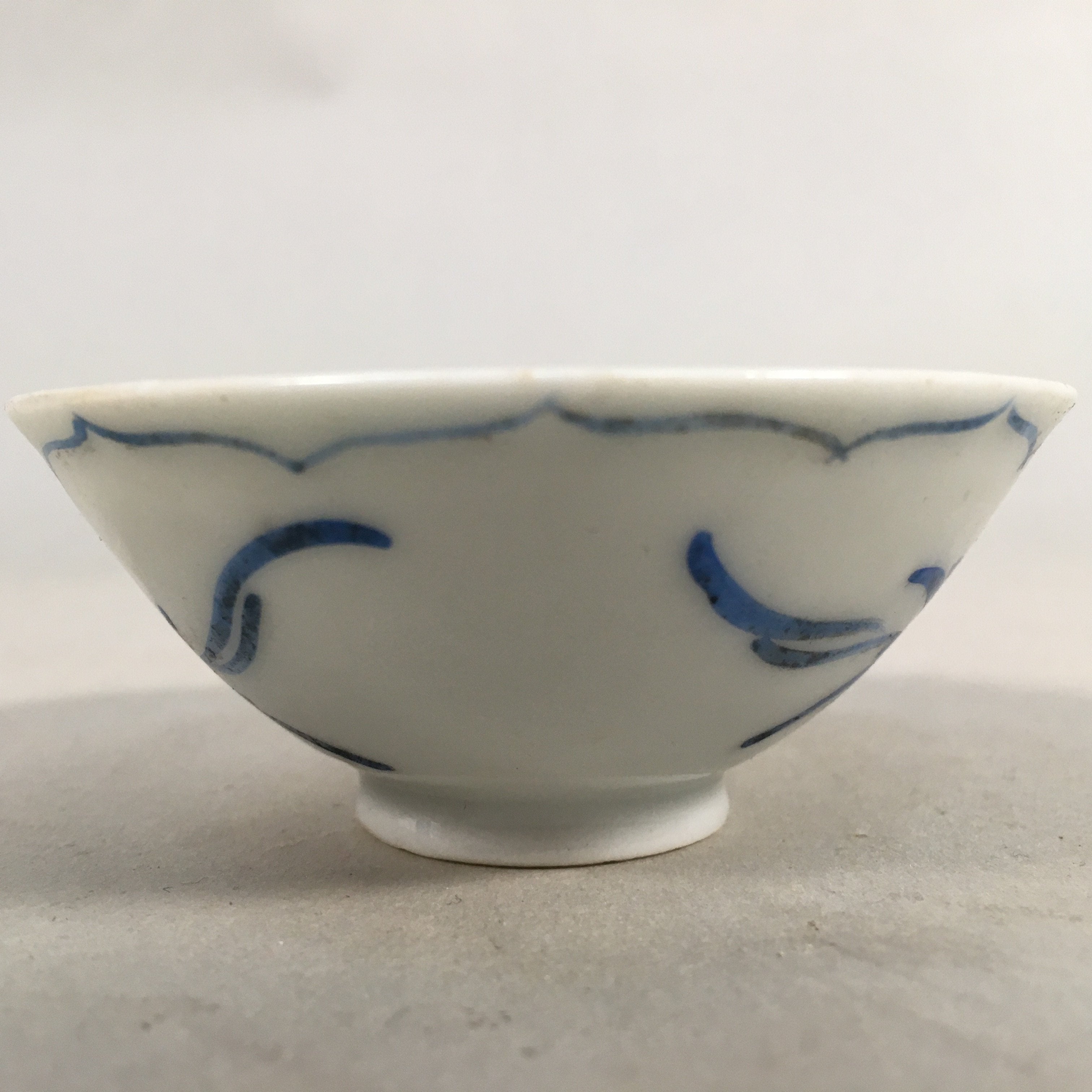 Japanese Porcelain Sake Cup Guinomi Sakazuki Vtg Phoenix Blue White GU788