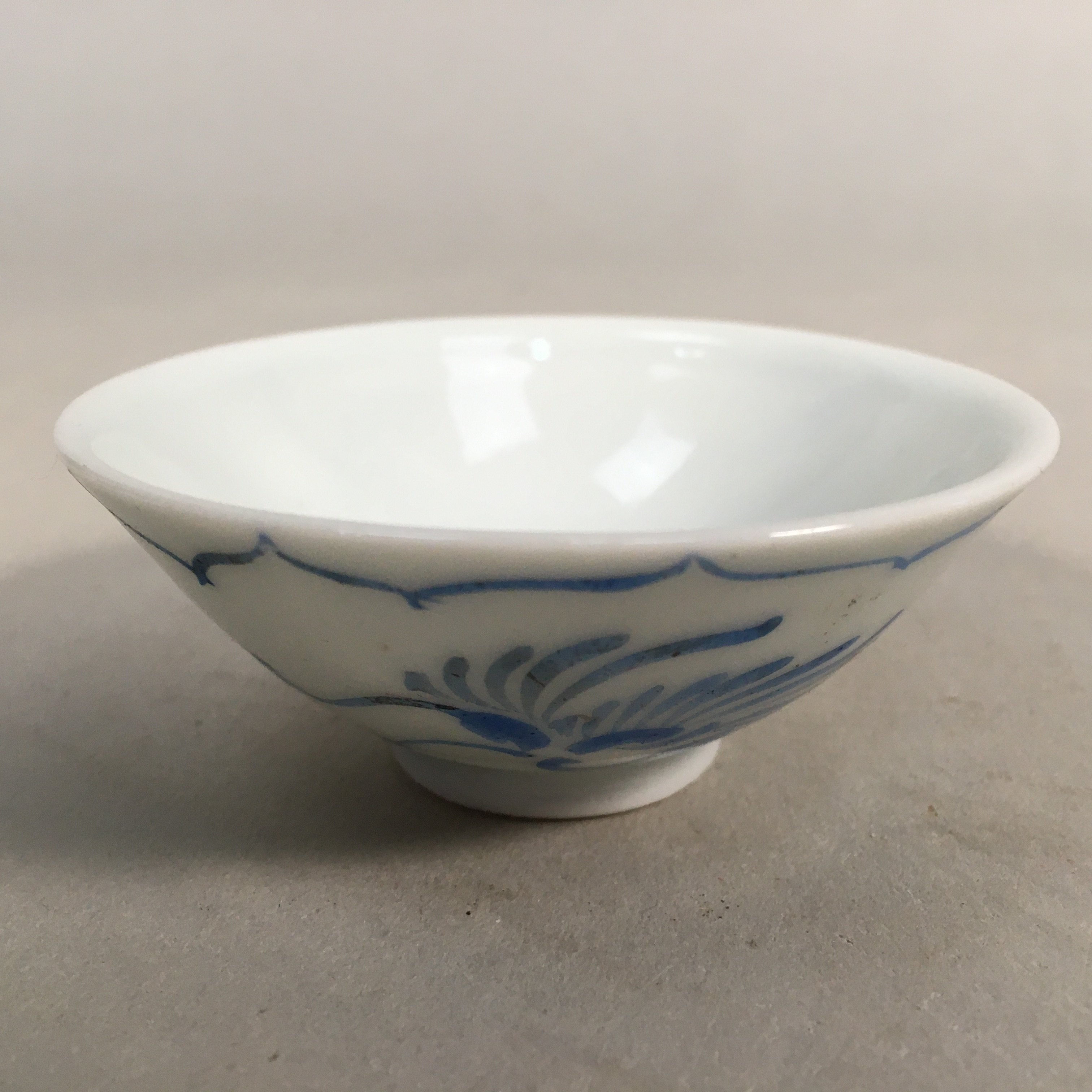 Japanese Porcelain Sake Cup Guinomi Sakazuki Vtg Phoenix Blue White GU789