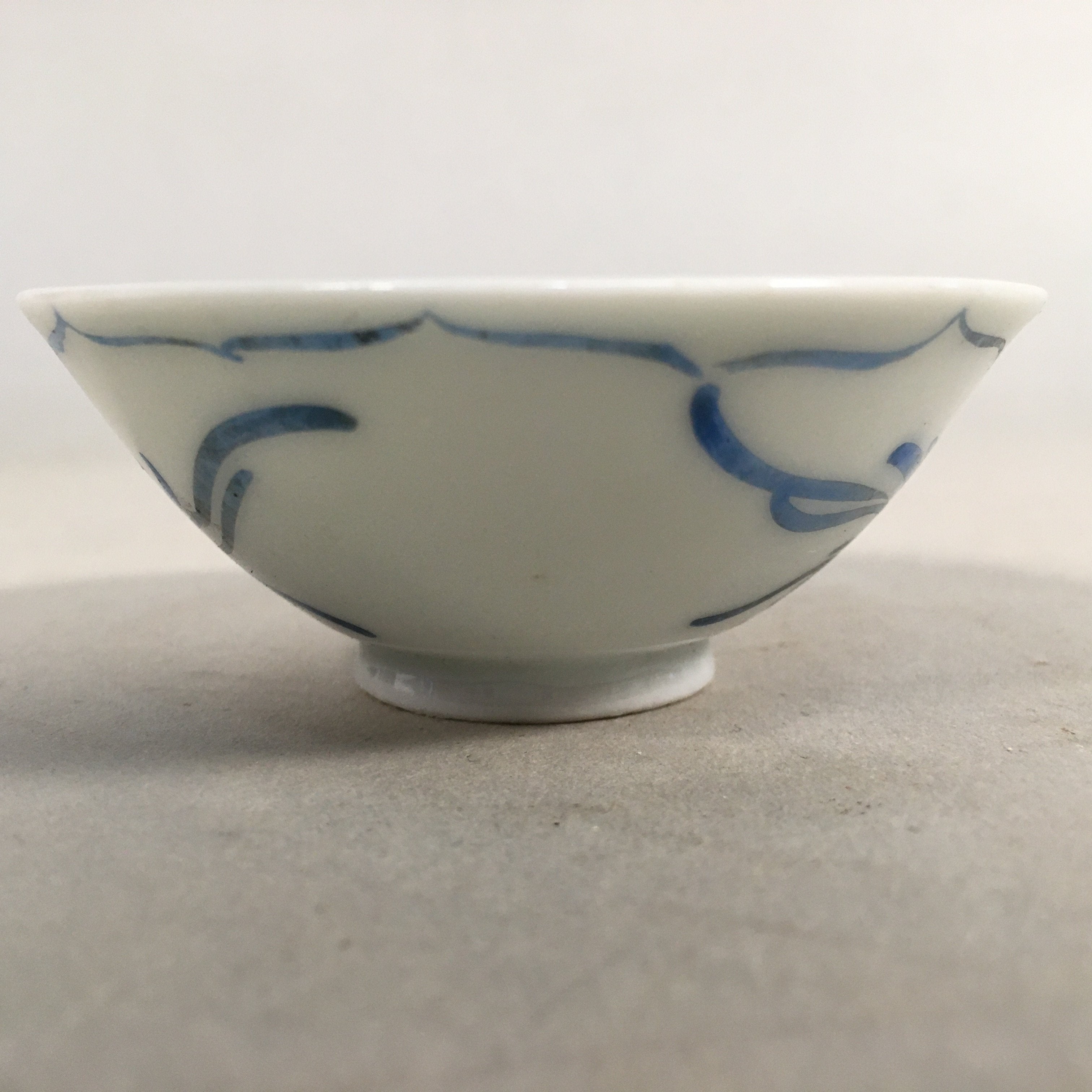 Japanese Porcelain Sake Cup Guinomi Sakazuki Vtg Phoenix Blue White GU789