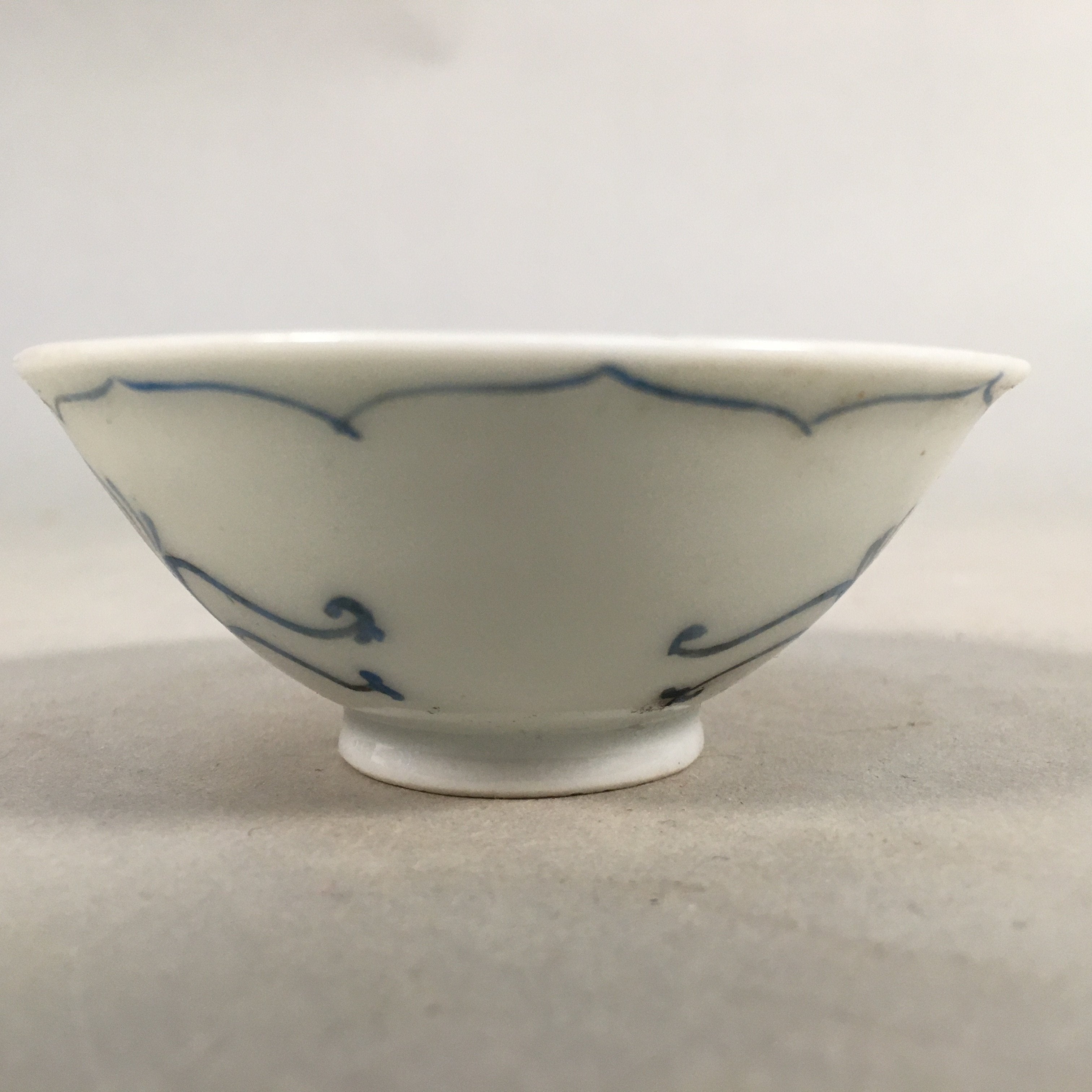 Japanese Porcelain Sake Cup Guinomi Sakazuki Vtg Phoenix Blue White GU791