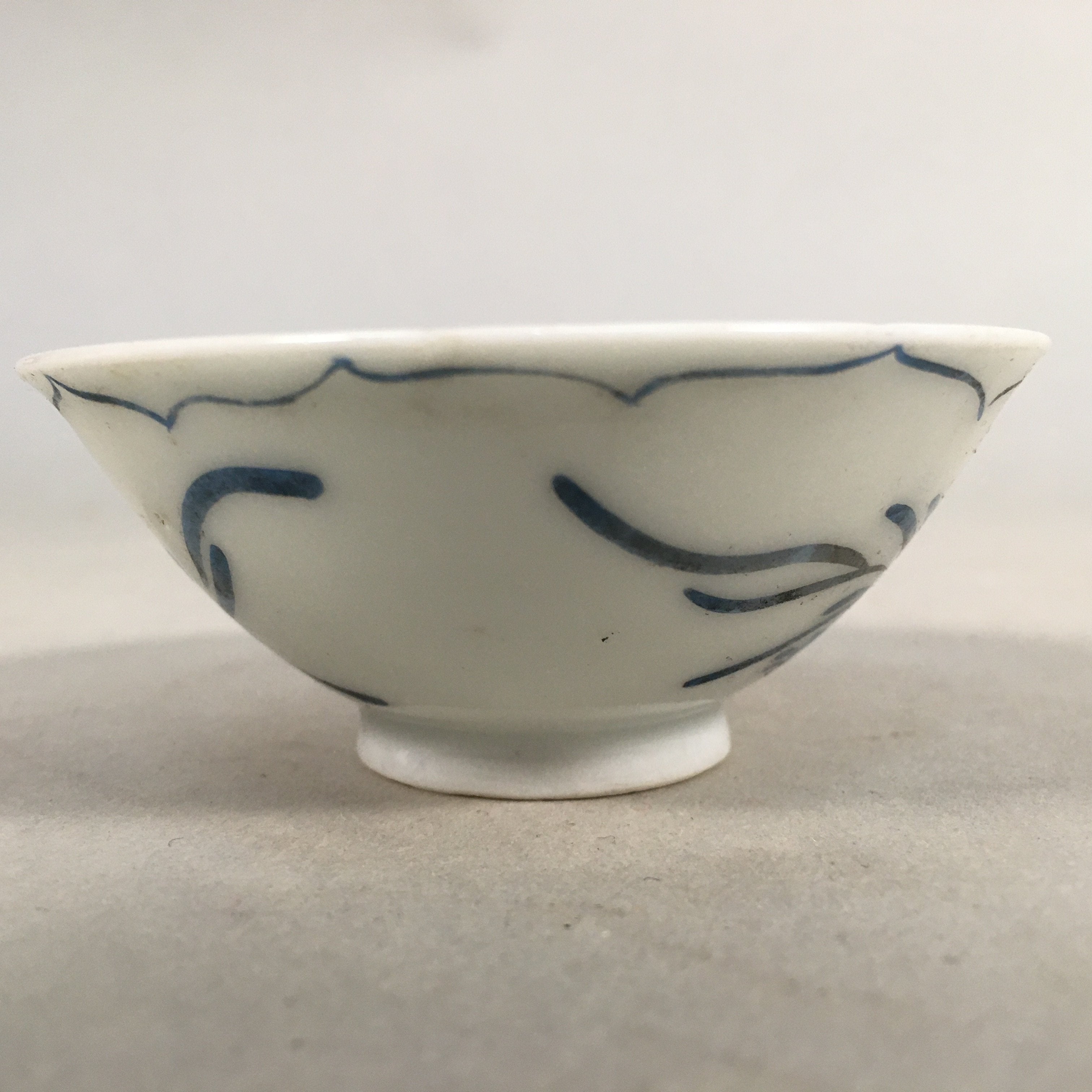 Japanese Porcelain Sake Cup Guinomi Sakazuki Vtg Phoenix Blue White GU791