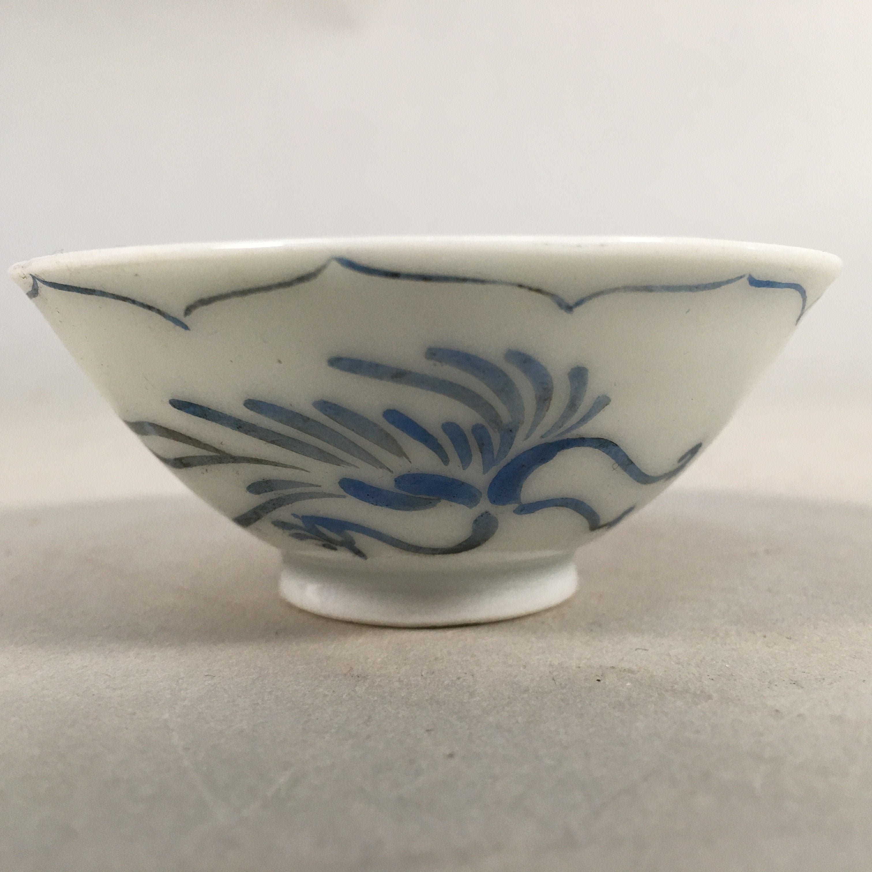 Japanese Porcelain Sake Cup Guinomi Sakazuki Vtg Phoenix Blue White GU791