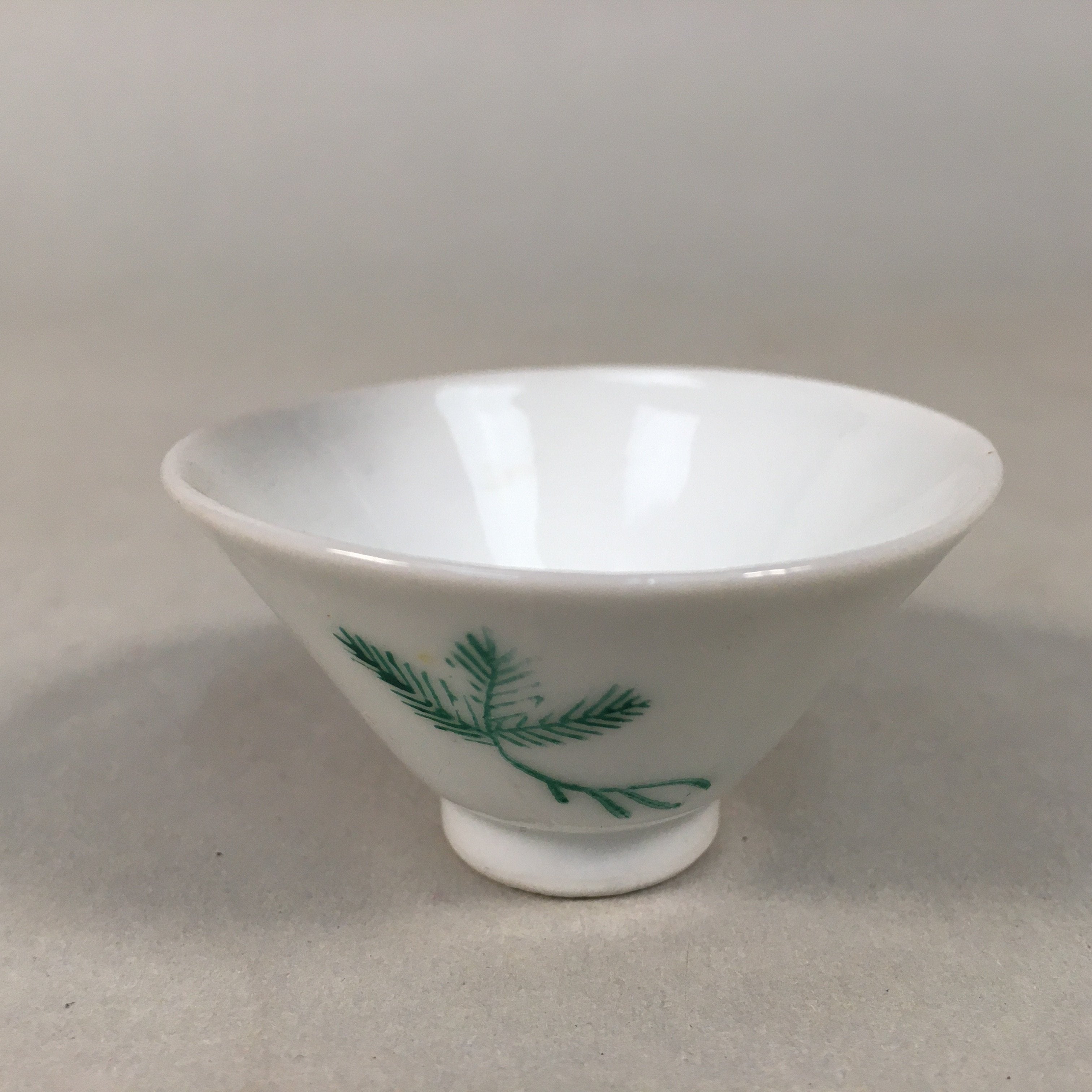 Japanese Porcelain Sake Cup Guinomi Sakazuki Vtg Pine Tree White Red GU863