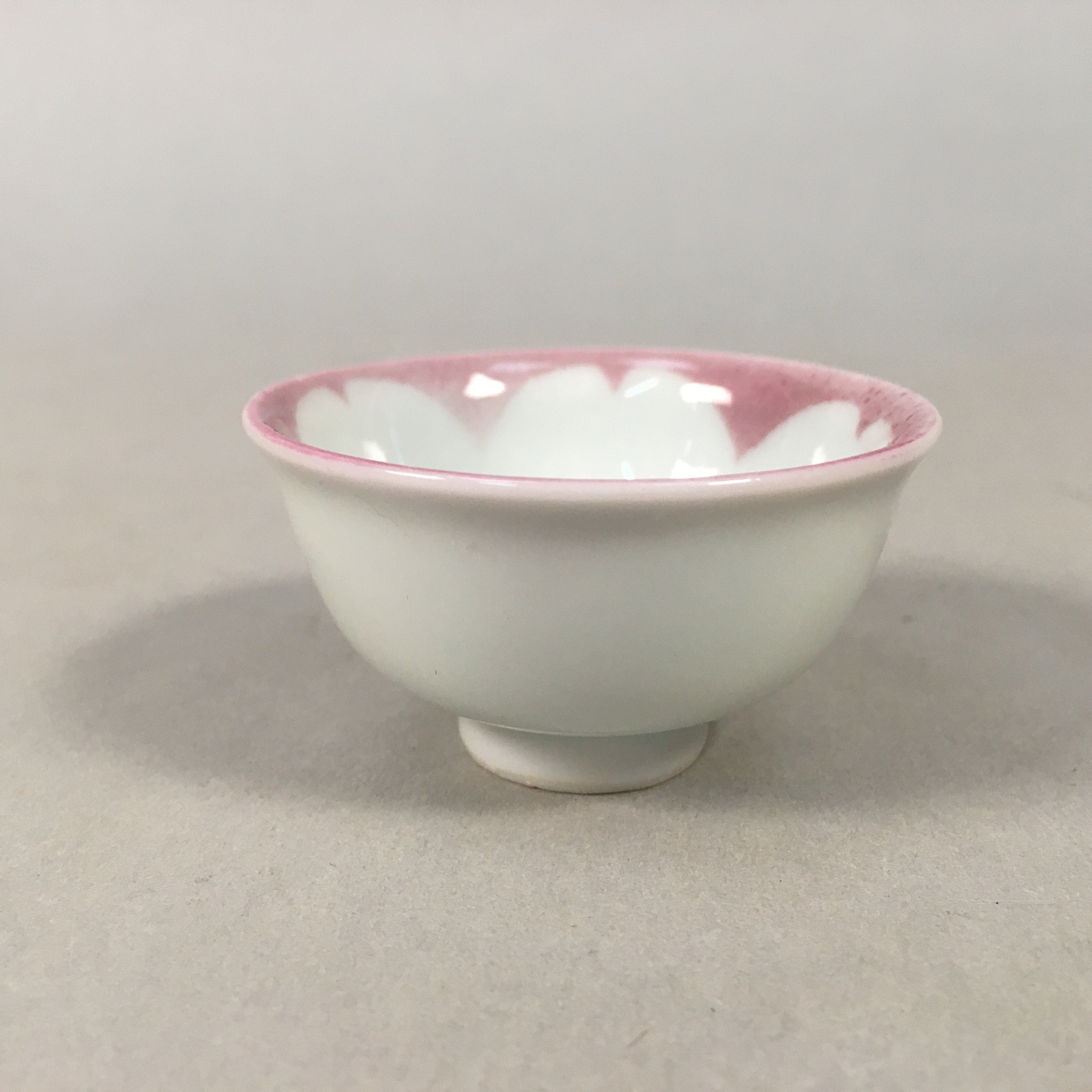 Japanese Porcelain Sake Cup Guinomi Sakazuki Vtg Pink White Sakura GU859