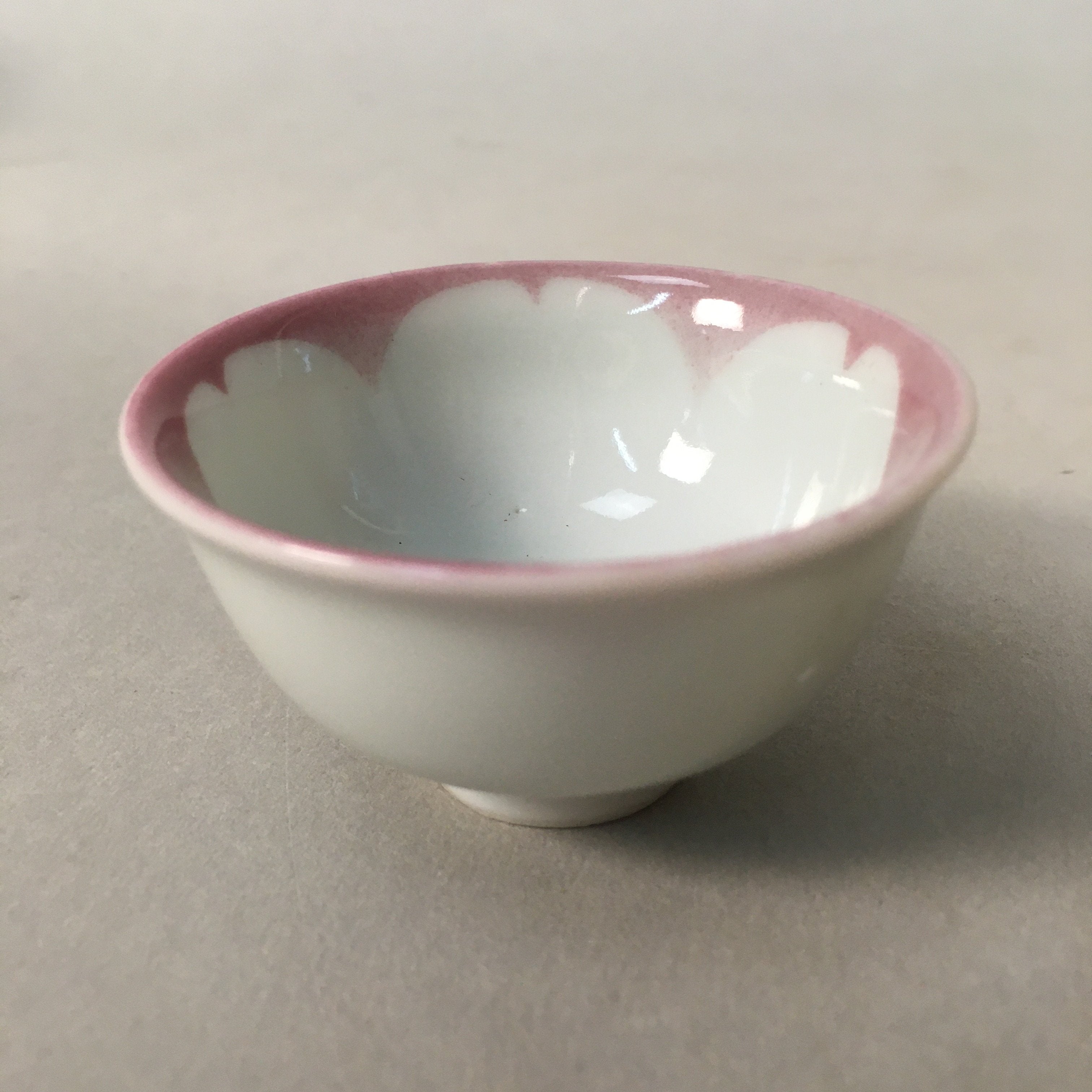 Japanese Porcelain Sake Cup Guinomi Sakazuki Vtg Pink White Sakura GU859