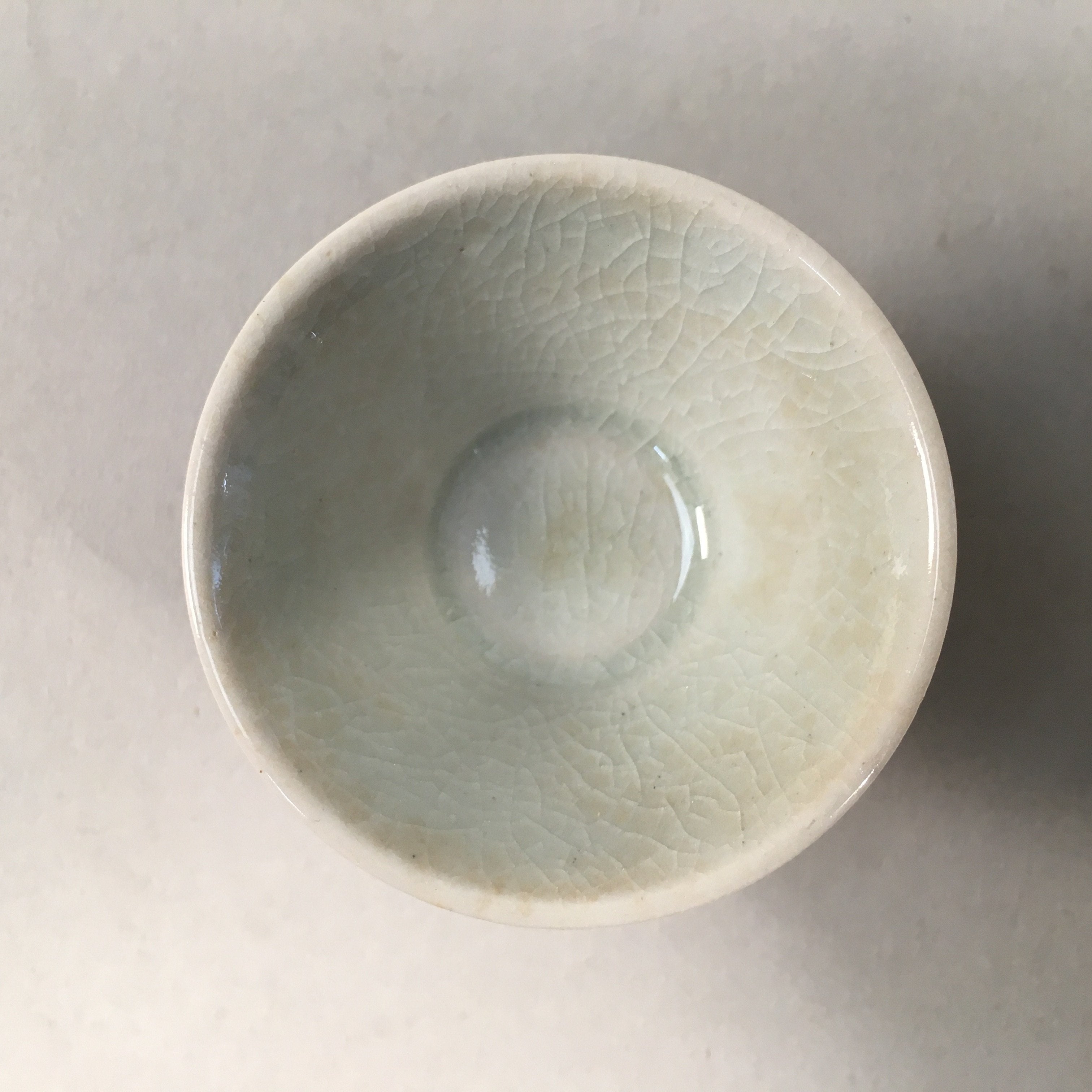 Japanese Porcelain Sake Cup Guinomi Sakazuki Vtg Red Gold Crackle GU869