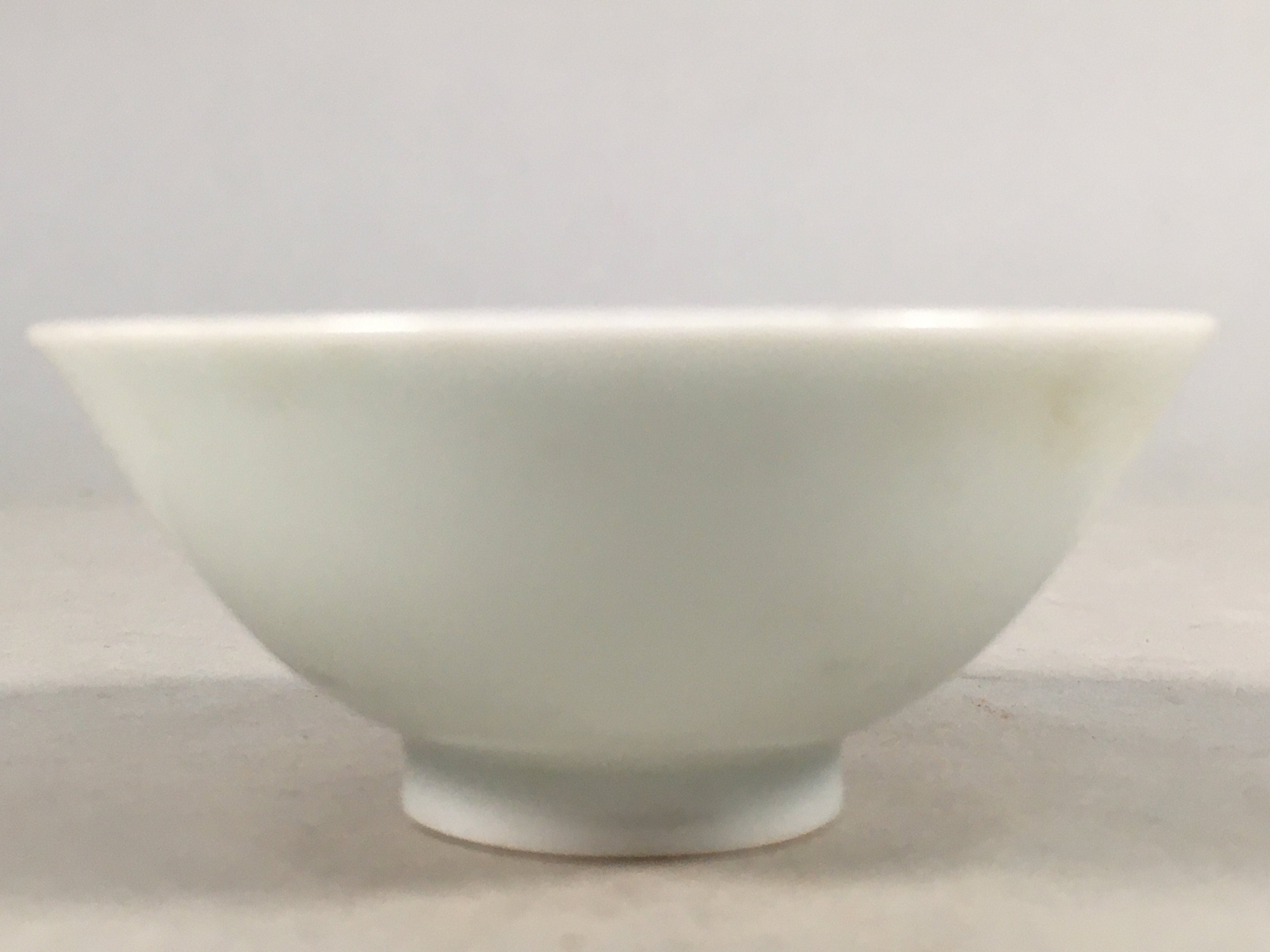 Japanese Porcelain Sake Cup Guinomi Sakazuki Vtg White GU805
