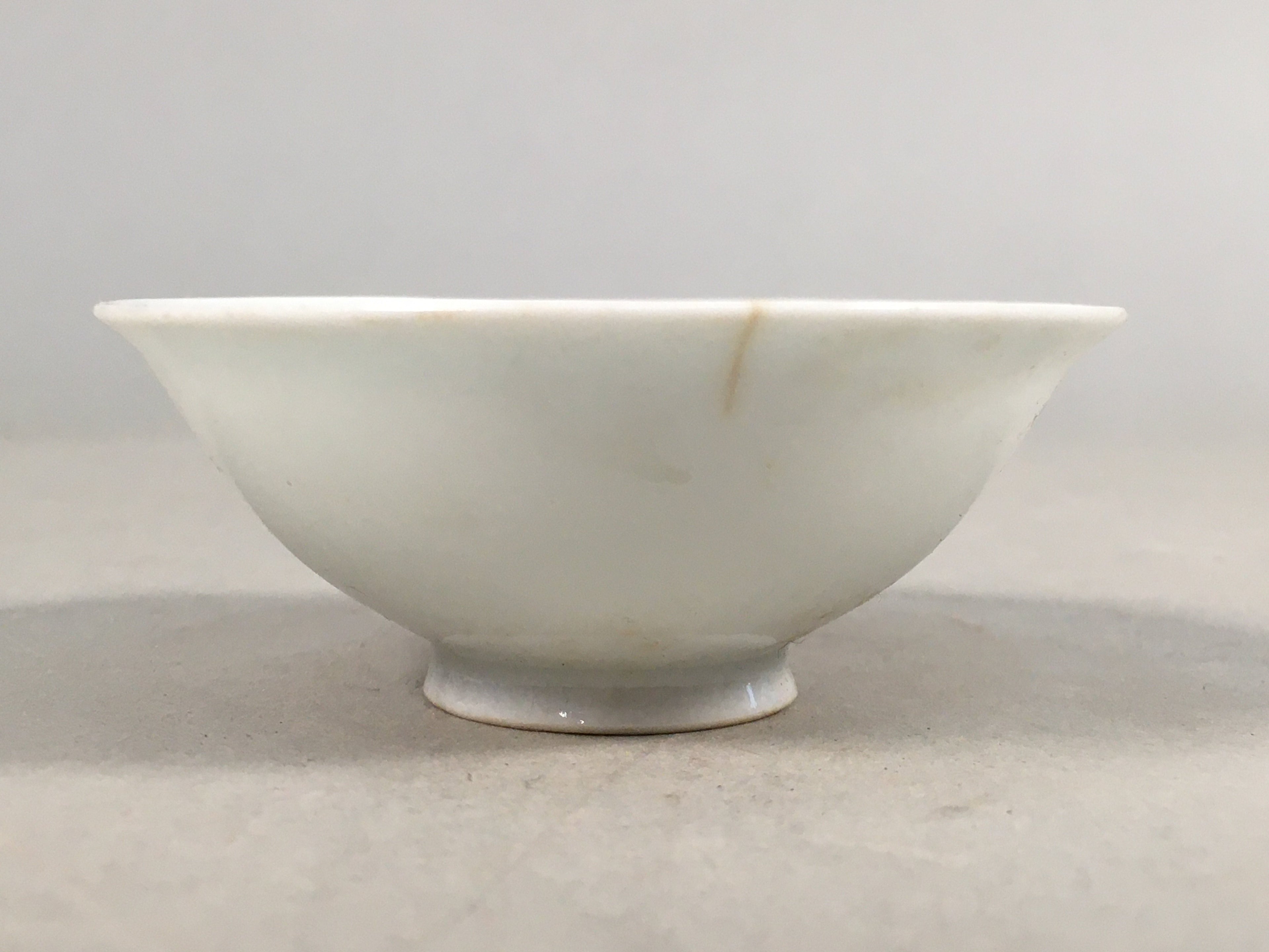 Japanese Porcelain Sake Cup Guinomi Sakazuki Vtg White GU806