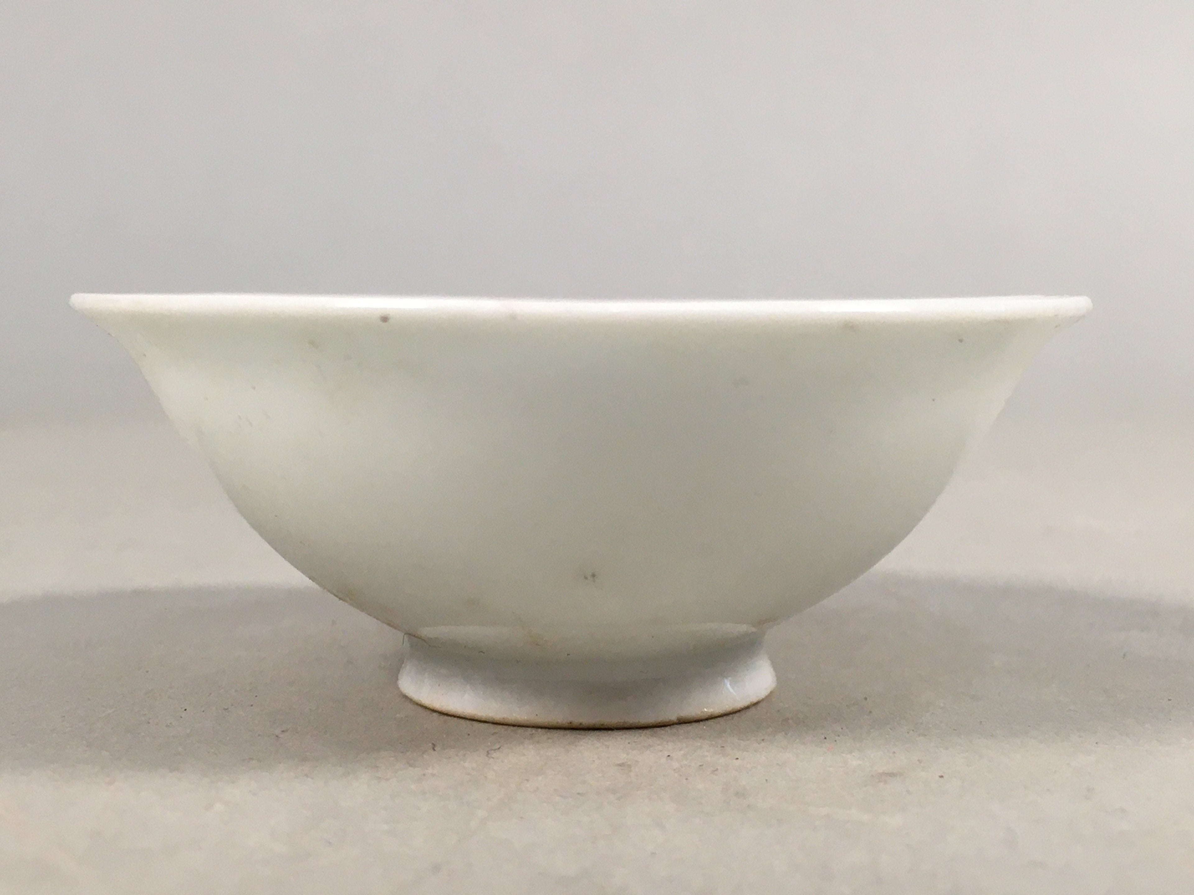 Japanese Porcelain Sake Cup Guinomi Sakazuki Vtg White GU806