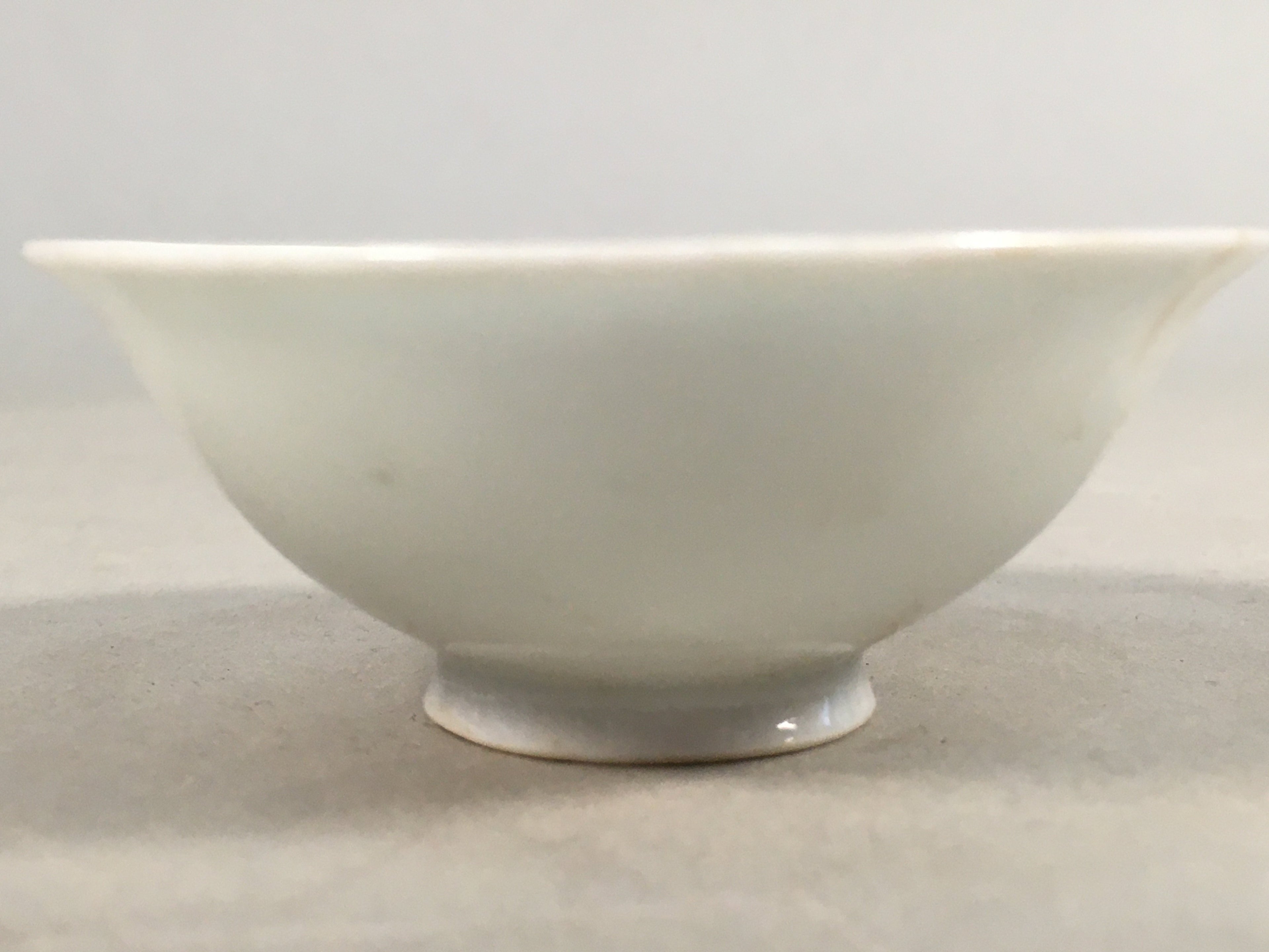 Japanese Porcelain Sake Cup Guinomi Sakazuki Vtg White GU806