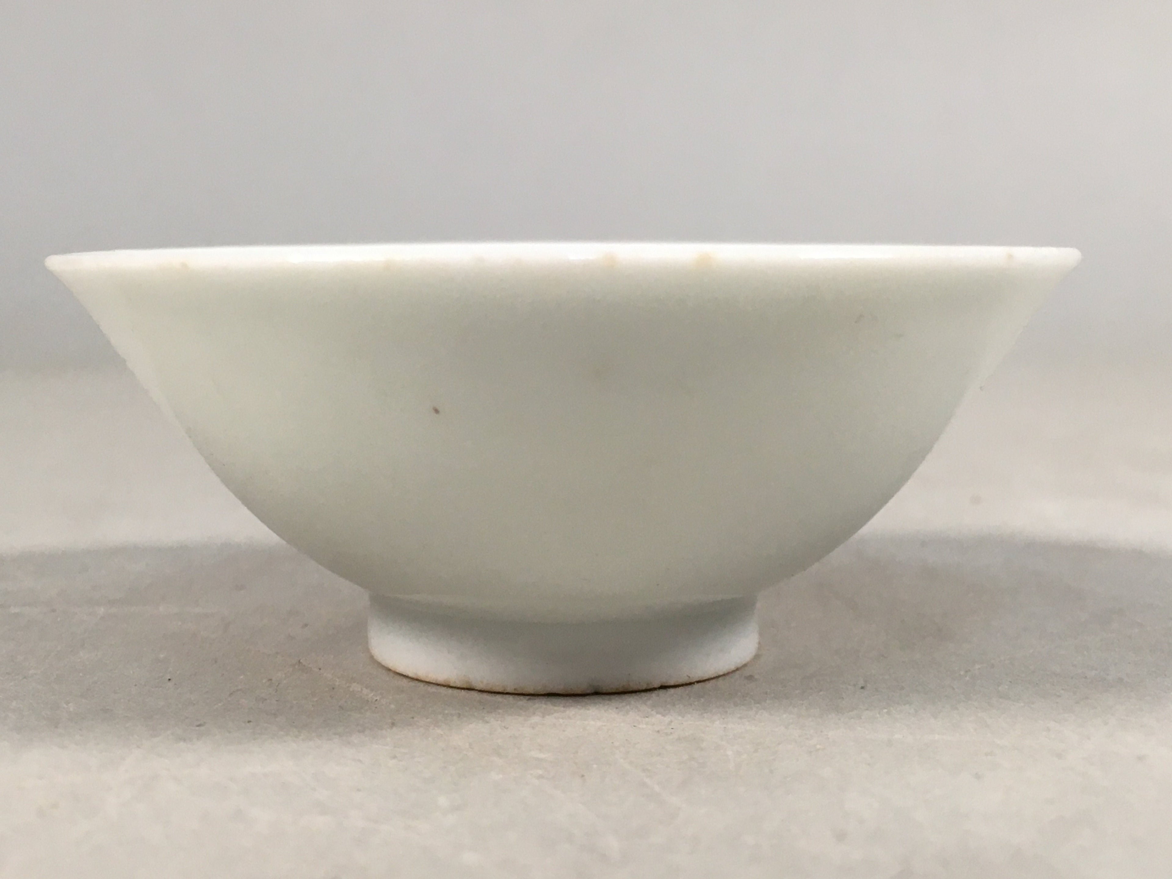 Japanese Porcelain Sake Cup Guinomi Sakazuki Vtg White GU807
