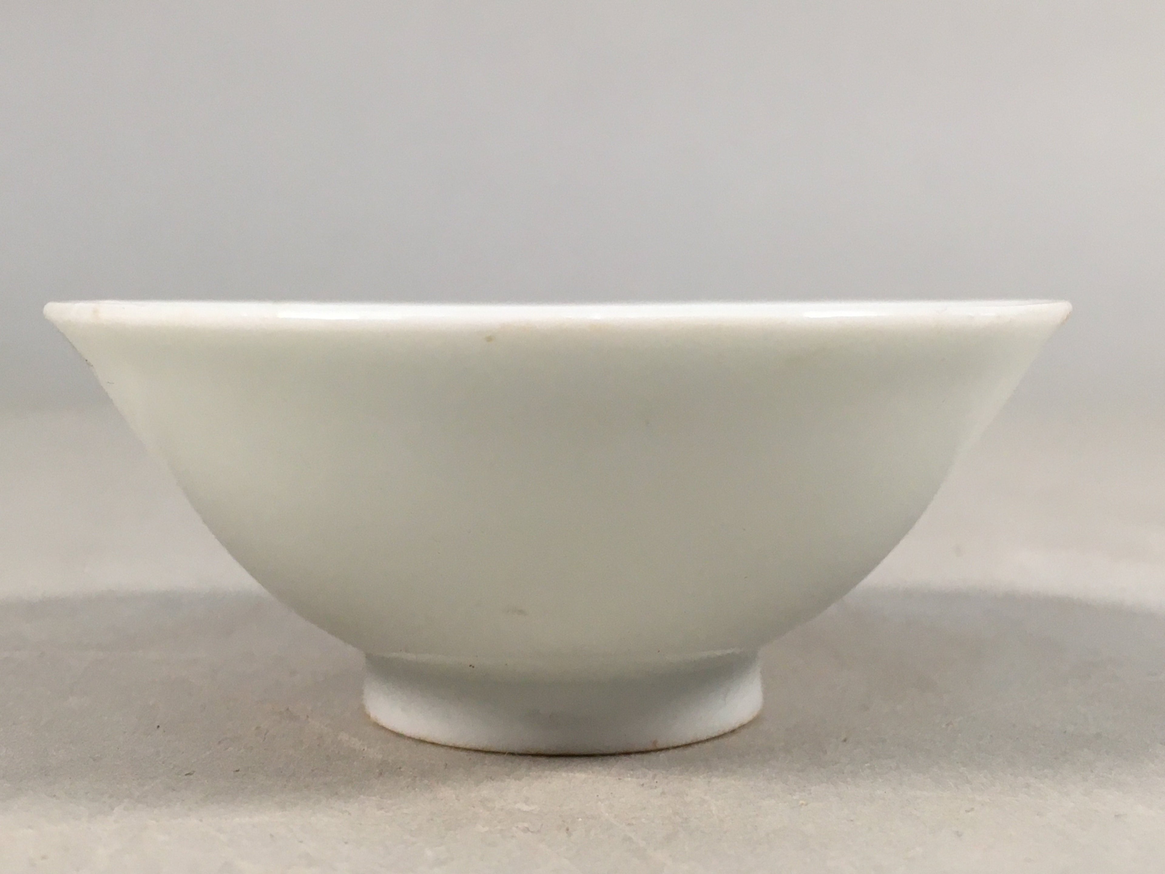 Japanese Porcelain Sake Cup Guinomi Sakazuki Vtg White GU807