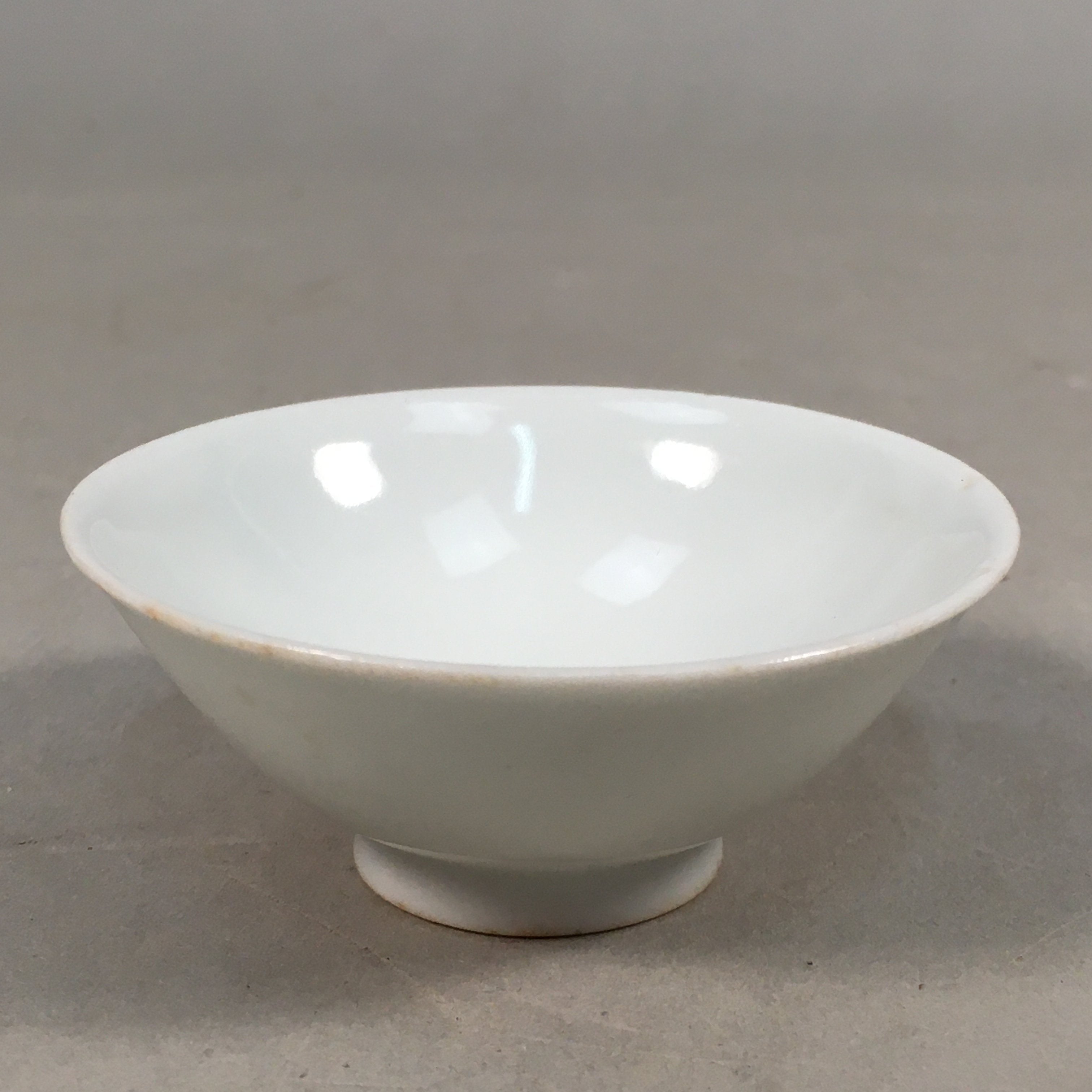 Japanese Porcelain Sake Cup Guinomi Sakazuki Vtg White GU807