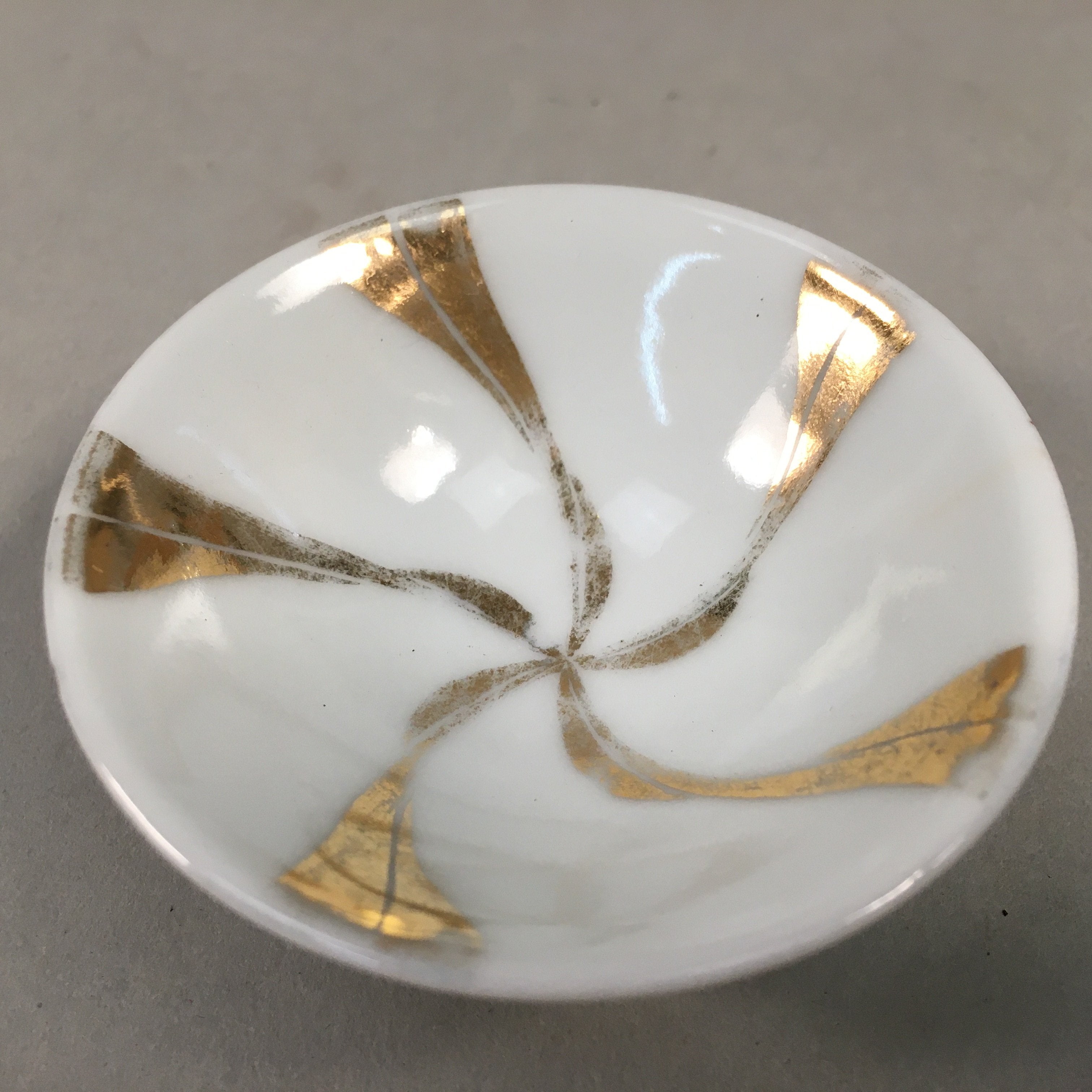 Japanese Porcelain Sake Cup Guinomi Sakazuki Vtg White Gold Ribbon GU858