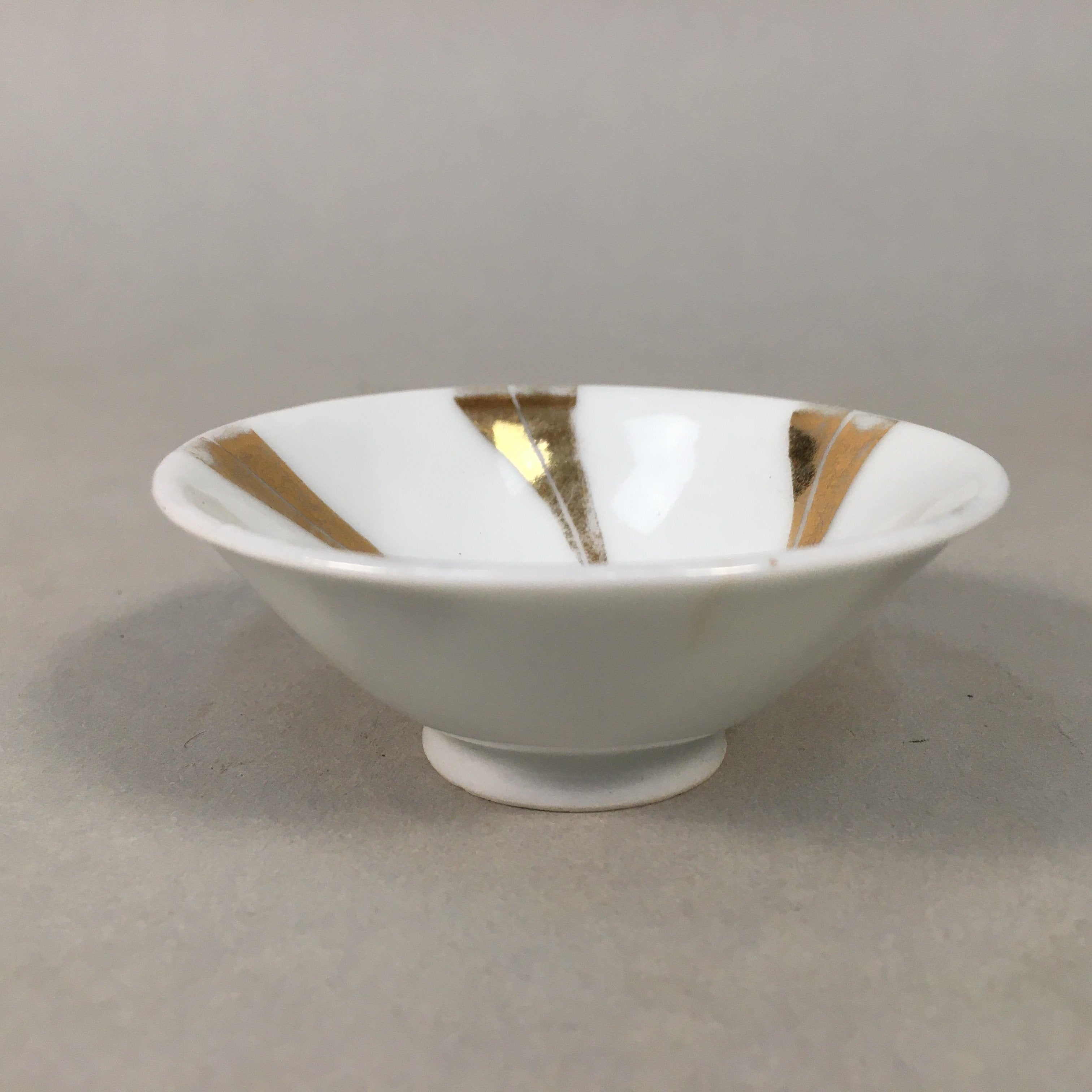 Japanese Porcelain Sake Cup Guinomi Sakazuki Vtg White Gold Ribbon GU858