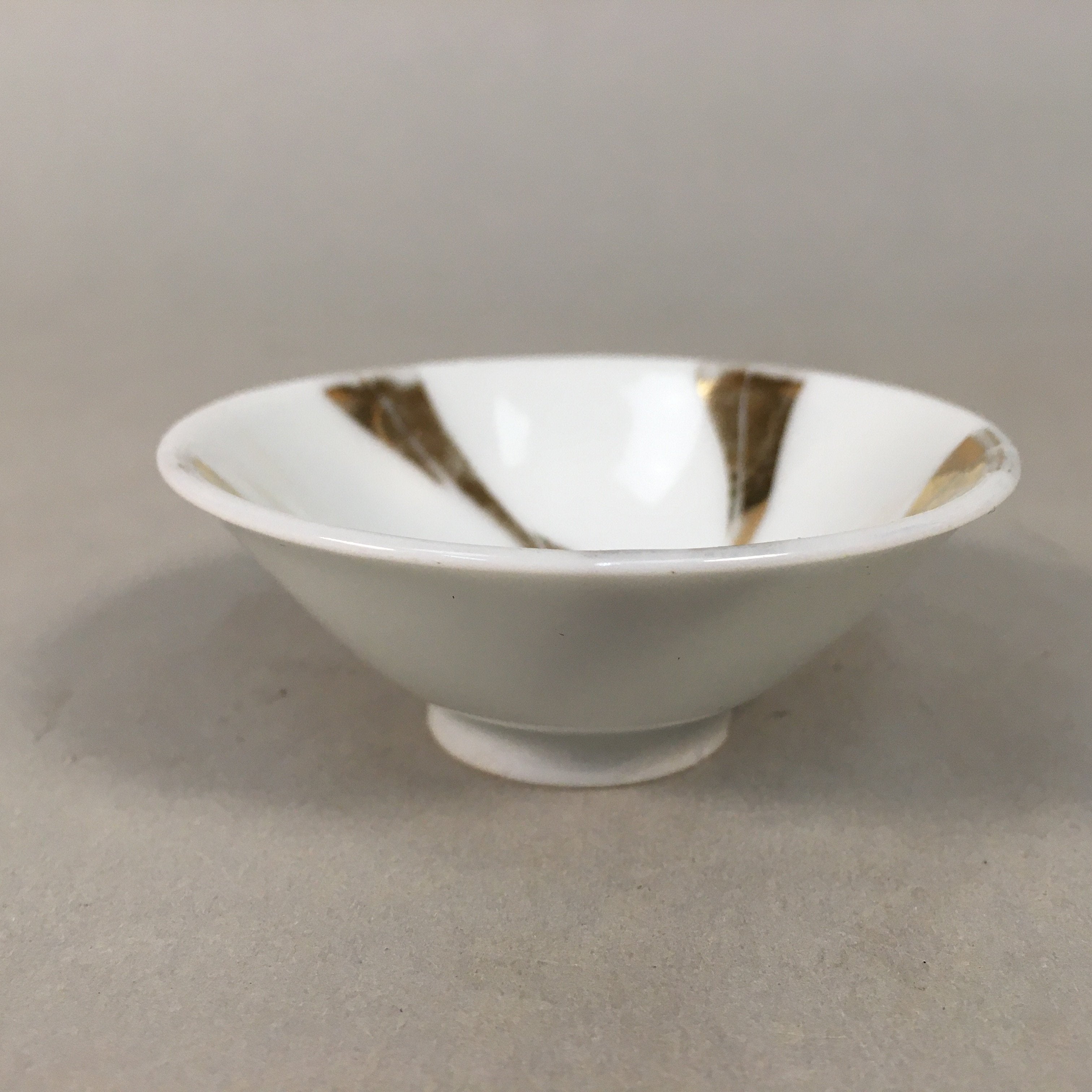 Japanese Porcelain Sake Cup Guinomi Sakazuki Vtg White Gold Ribbon GU858